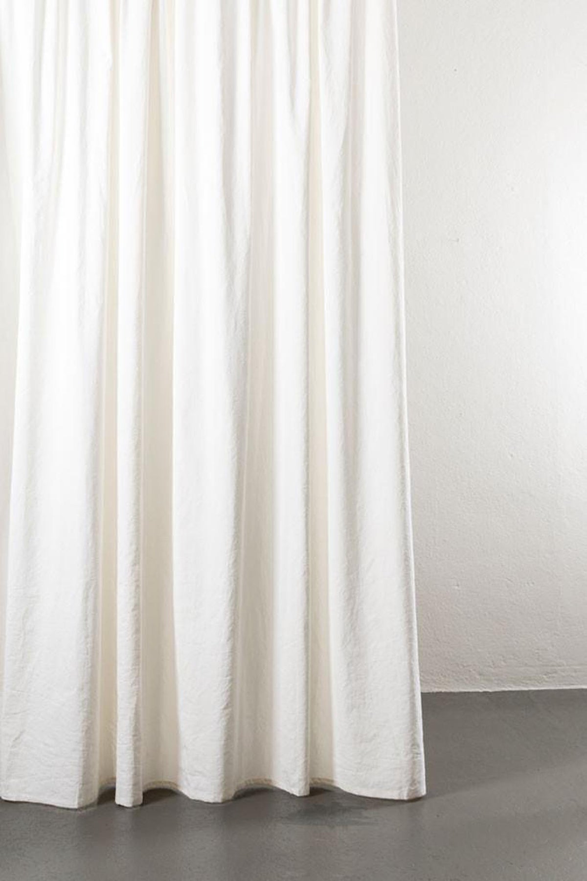 Baumwollvorhang Belize in Weiss präsentiert im Onlineshop von KAQTU Design AG. Vorhang ist von ZigZagZurich