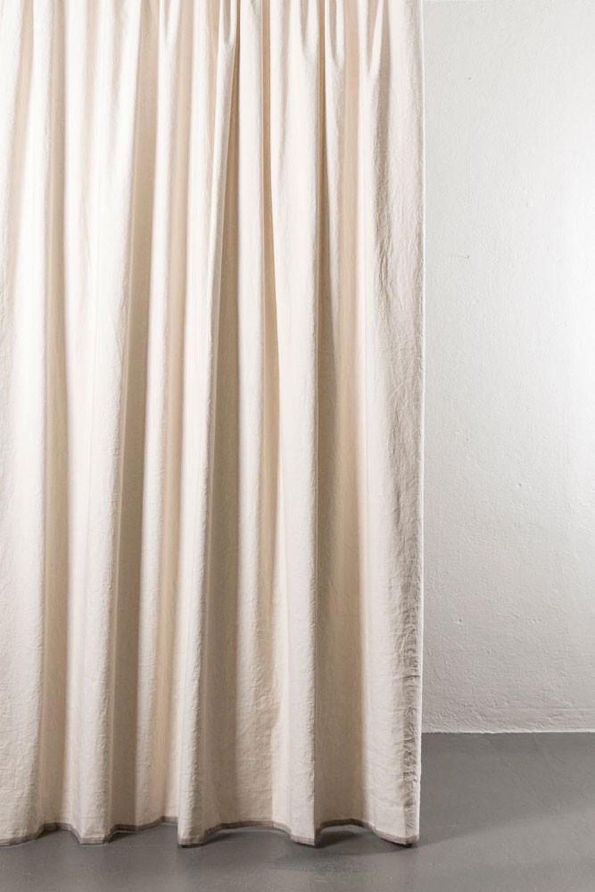 Baumwollvorhang Belize in Natur / Dunkelbraun präsentiert im Onlineshop von KAQTU Design AG. Vorhang ist von ZigZagZurich