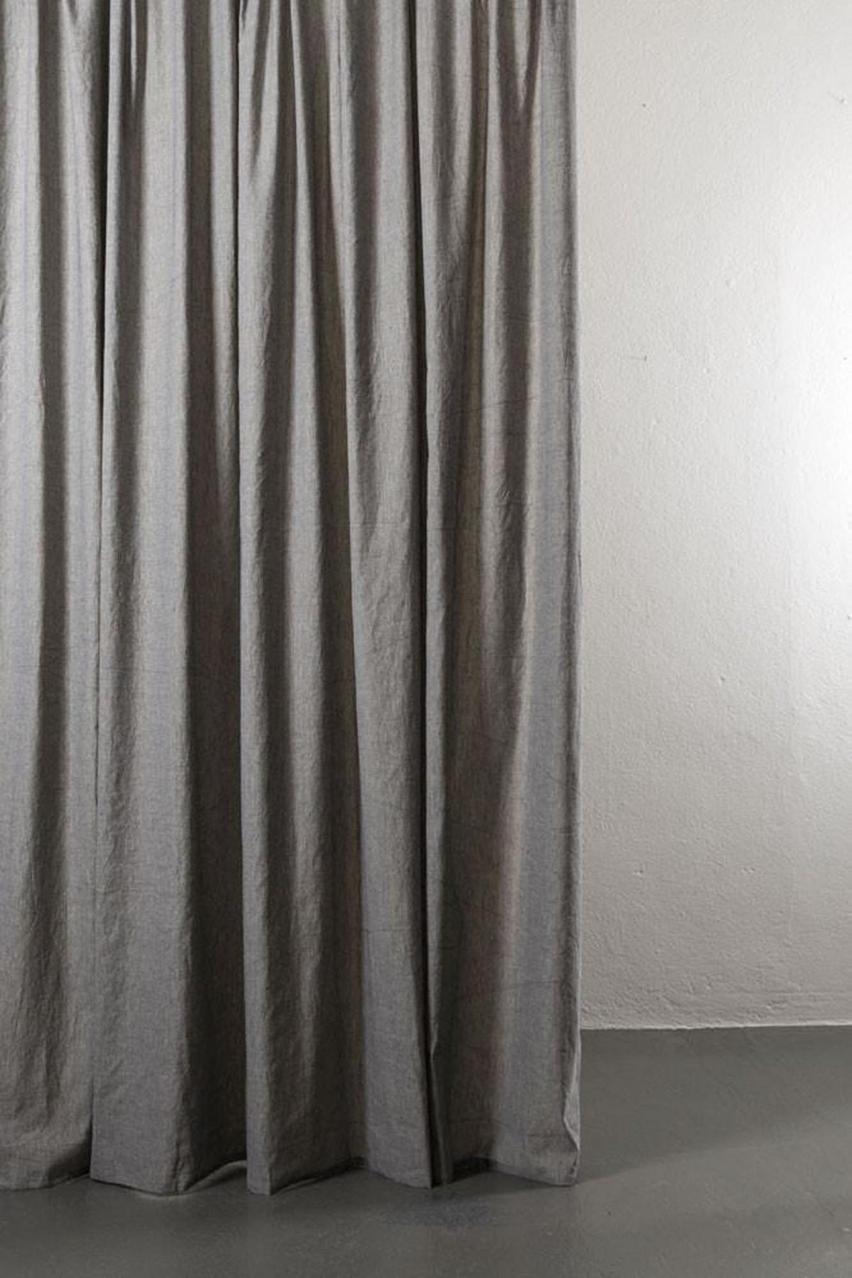 Baumwollvorhang Belize in Steingrau / Sand präsentiert im Onlineshop von KAQTU Design AG. Vorhang ist von ZigZagZurich