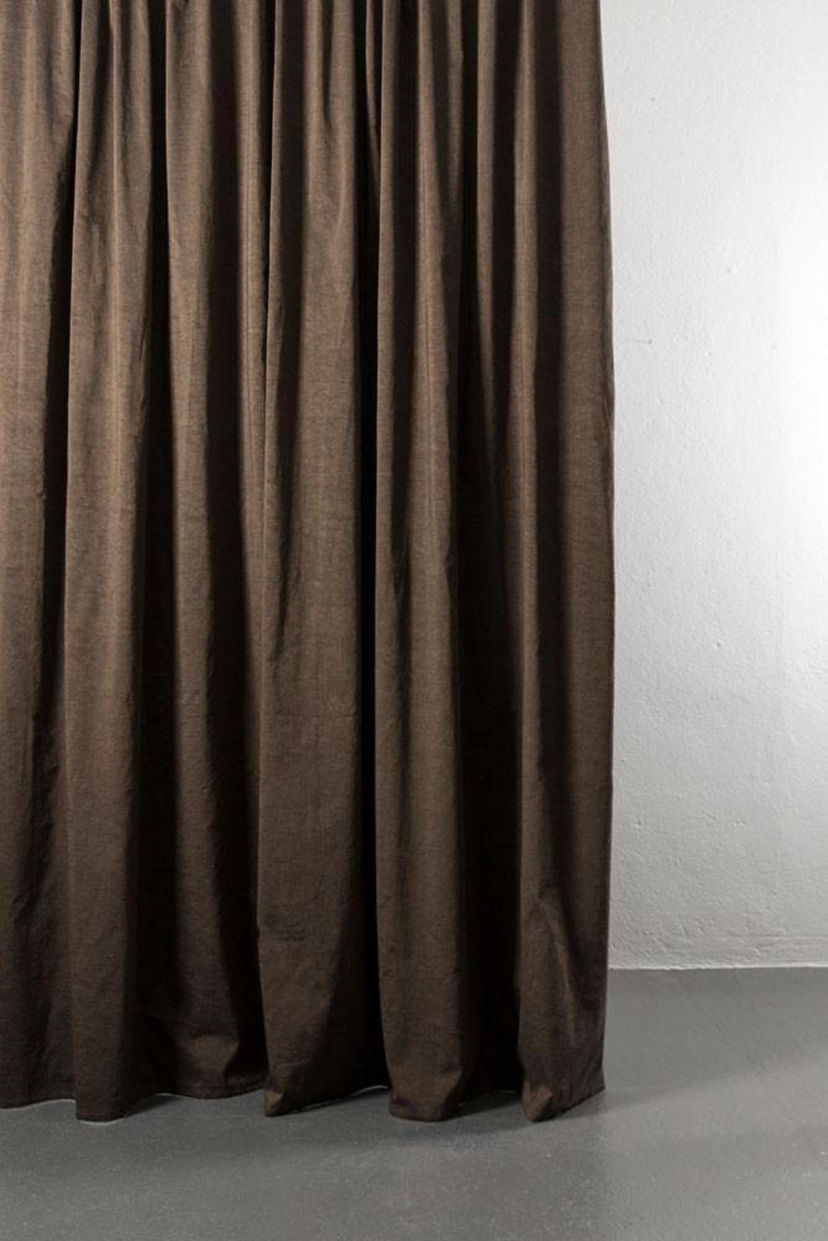 Baumwollvorhang Belize in Braun / Schwarz präsentiert im Onlineshop von KAQTU Design AG. Vorhang ist von ZigZagZurich