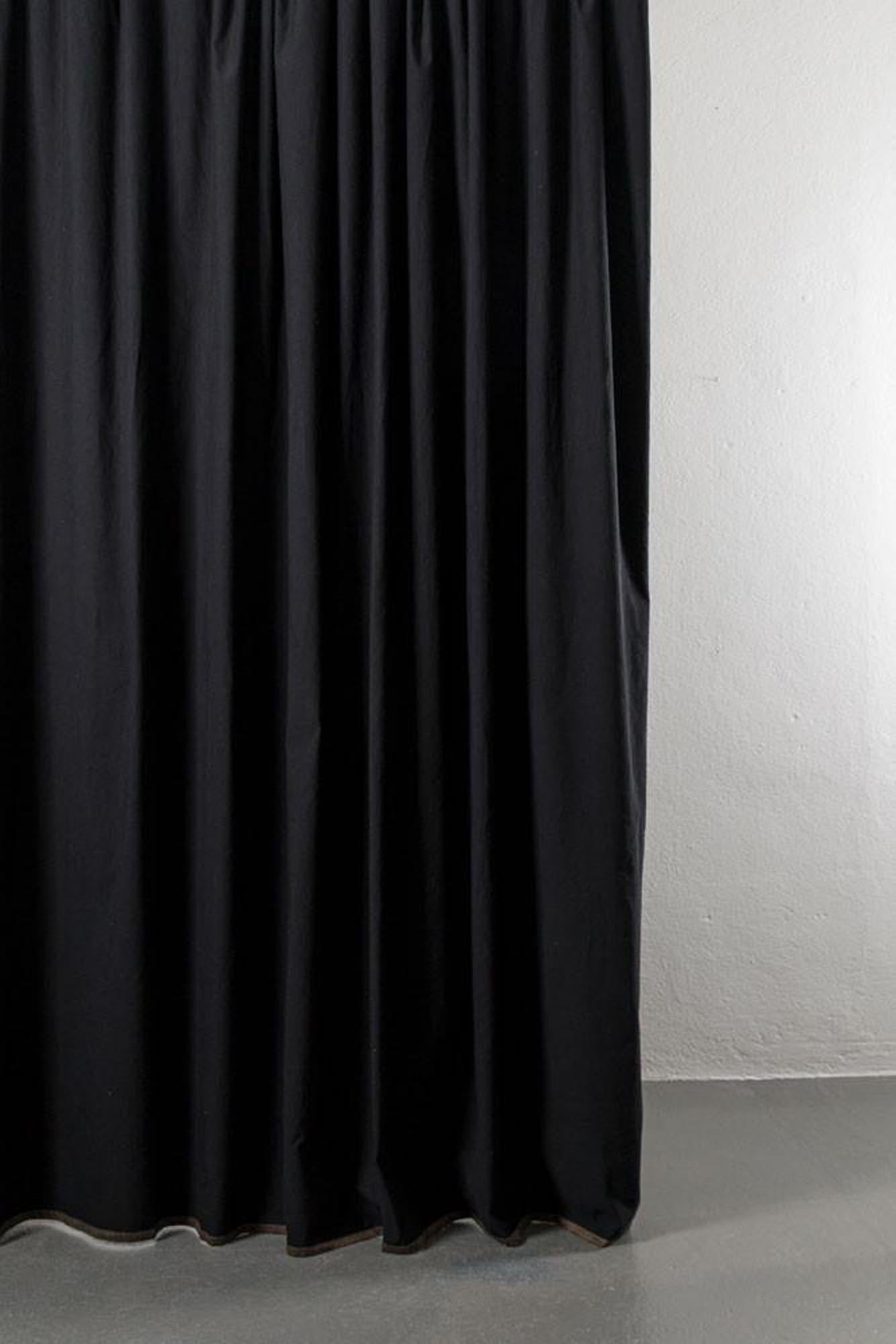 Entdecken Sie den einzigartigen Belize Baumwollvorhang von ZigZagZurich – luxuriös, elegant und doppelseitig gewebt für stilvolle Akzente.