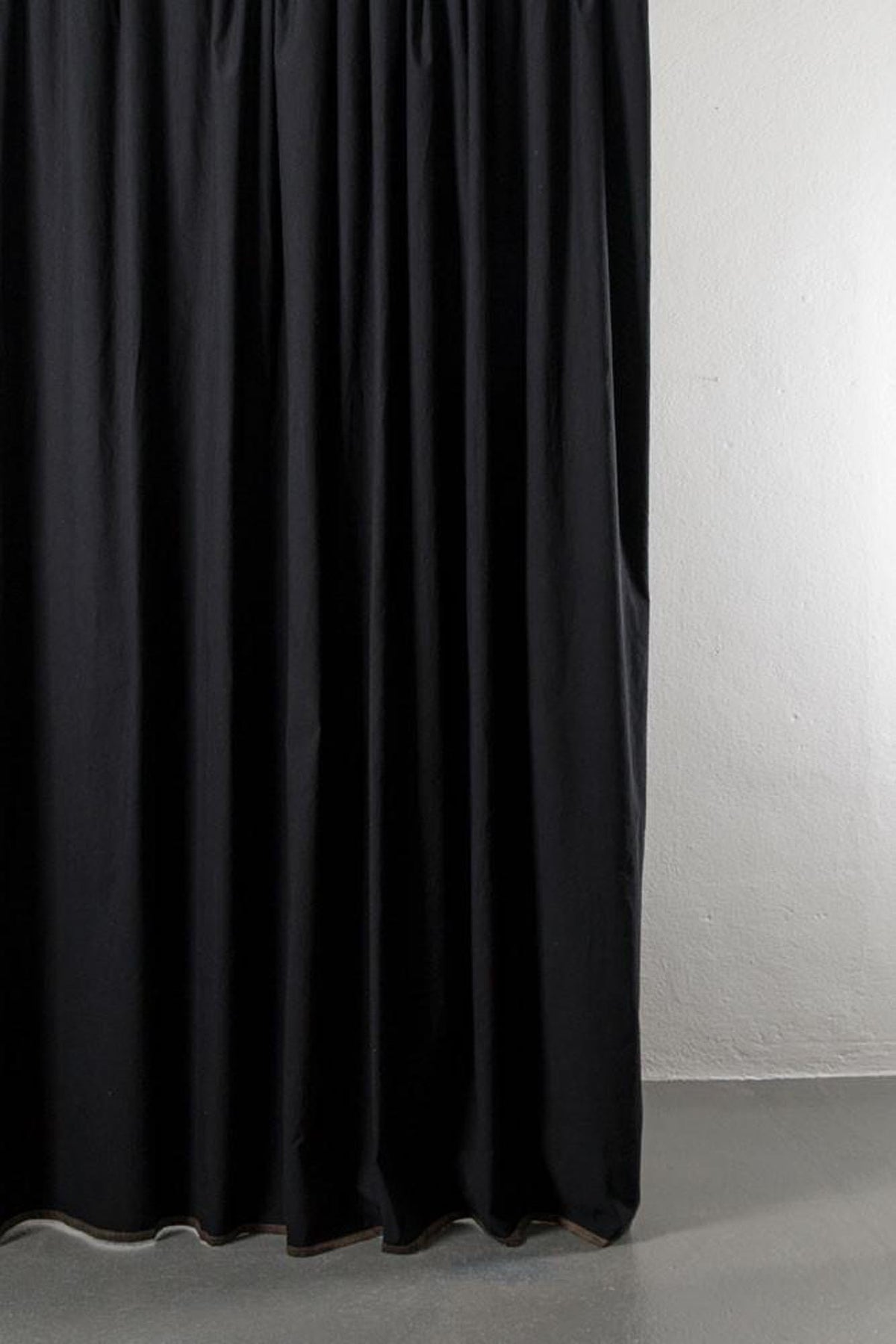 Baumwollvorhang Belize in Schwarz / Braun präsentiert im Onlineshop von KAQTU Design AG. Vorhang ist von ZigZagZurich