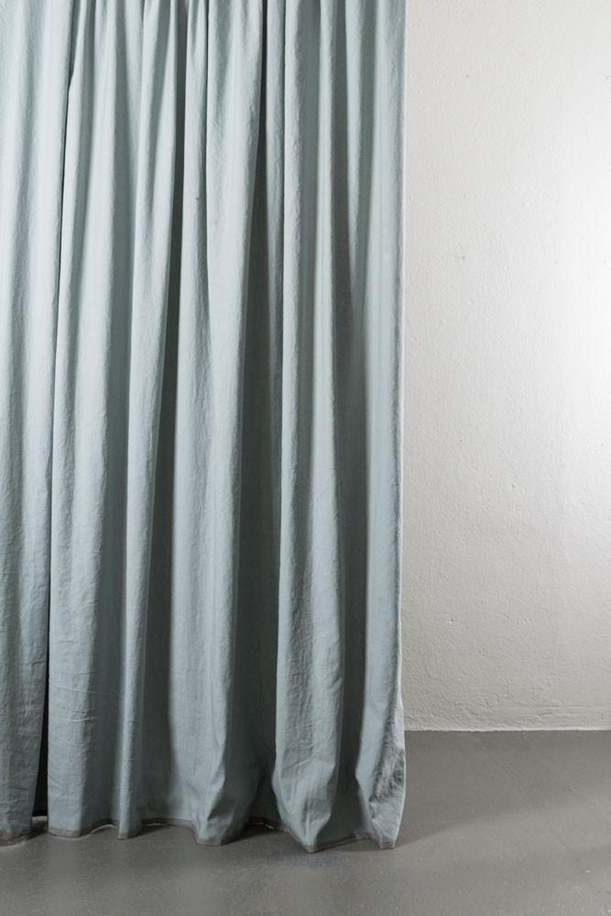 Baumwollvorhang Belize in Hellblau / Grau präsentiert im Onlineshop von KAQTU Design AG. Vorhang ist von ZigZagZurich