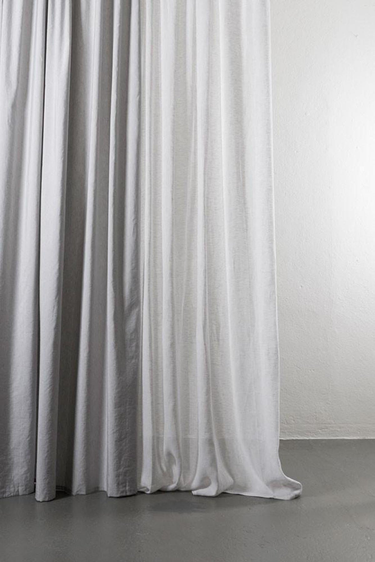 Baumwoll & Leinenvorhang Azura in Steingrau präsentiert im Onlineshop von KAQTU Design AG. Vorhang ist von ZigZagZurich
