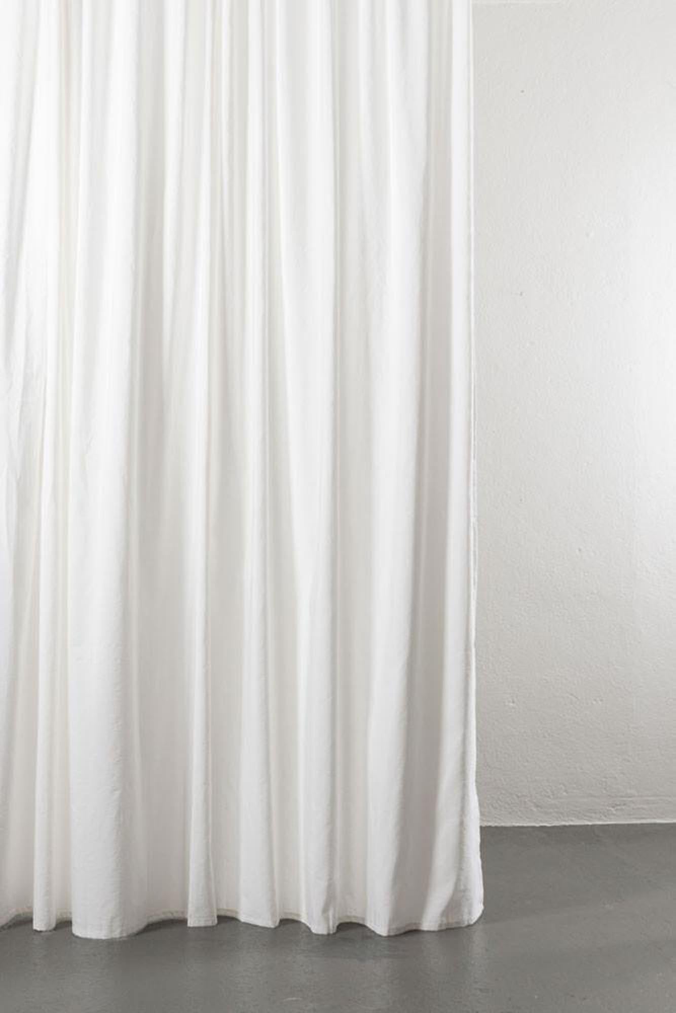 Der stilvolle Azura Vorhang von ZigZagZurich vereint Baumwolle und Leinen für ein modernes Ambiente.