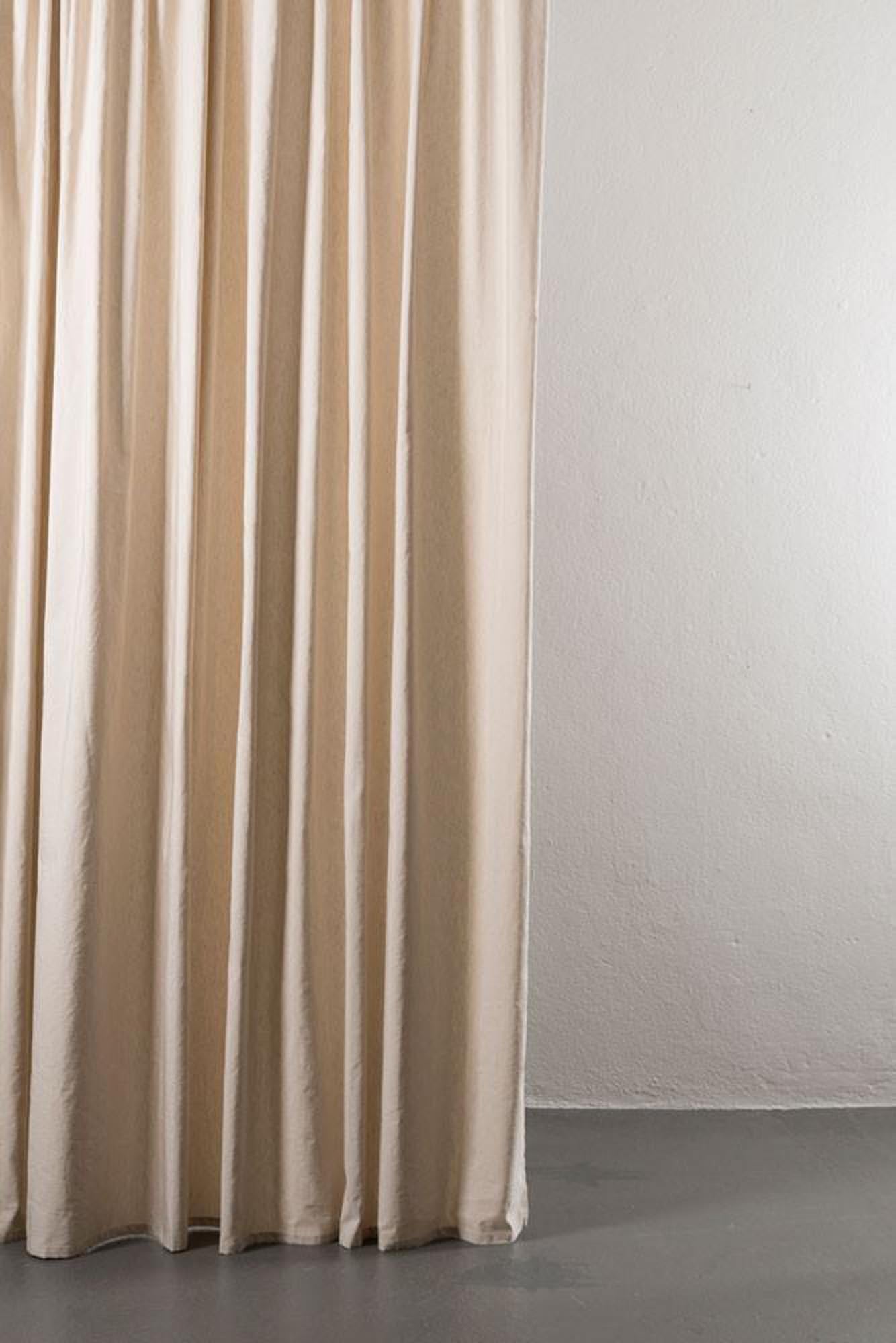 Der stilvolle Azura Vorhang von ZigZagZurich vereint Baumwolle und Leinen für ein modernes Ambiente.