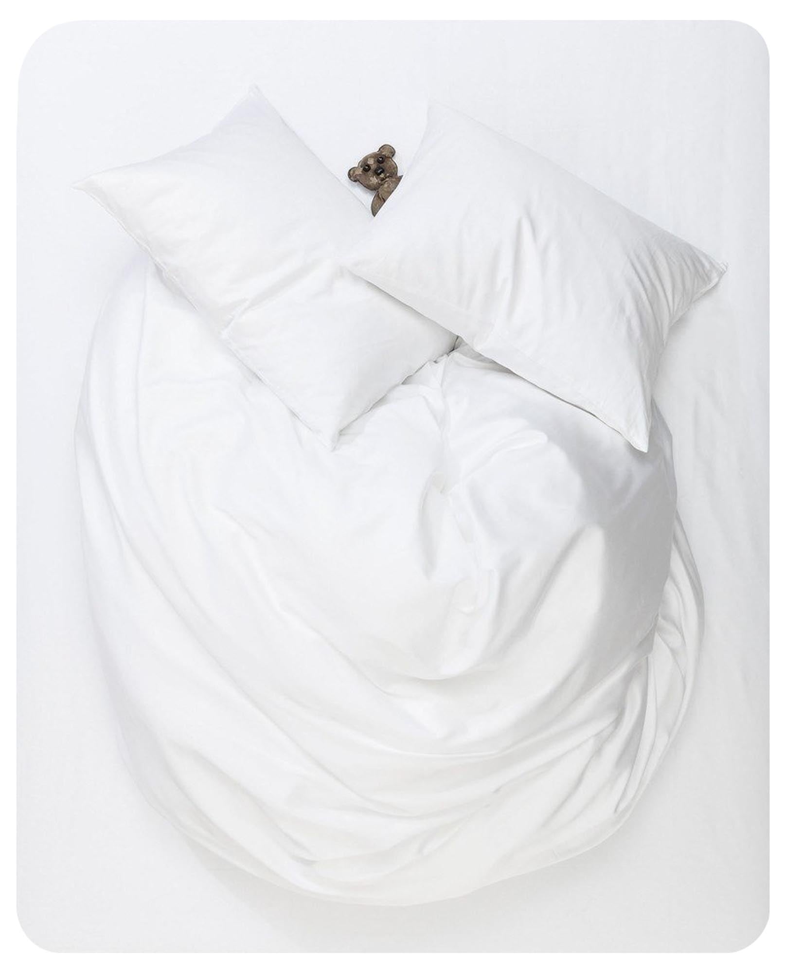 Luxuriöser Kissenbezug aus ägyptischer Baumwolle, atmungsaktiv, pflegeleicht, zeitloses Design für stilvolle Schlafzimmer.