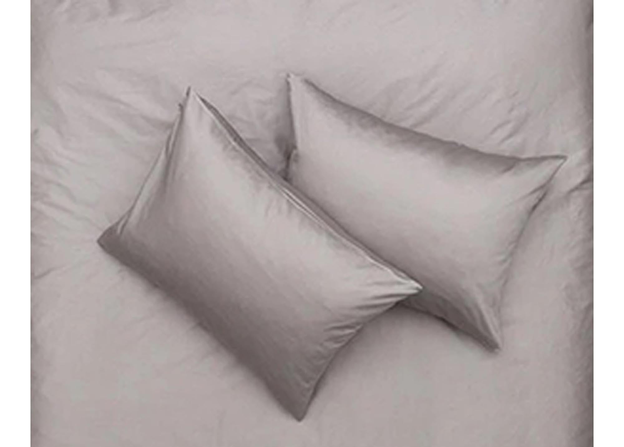 ZigZagZurich Satin-Kissenbezug: Eleganz und Komfort vereint.