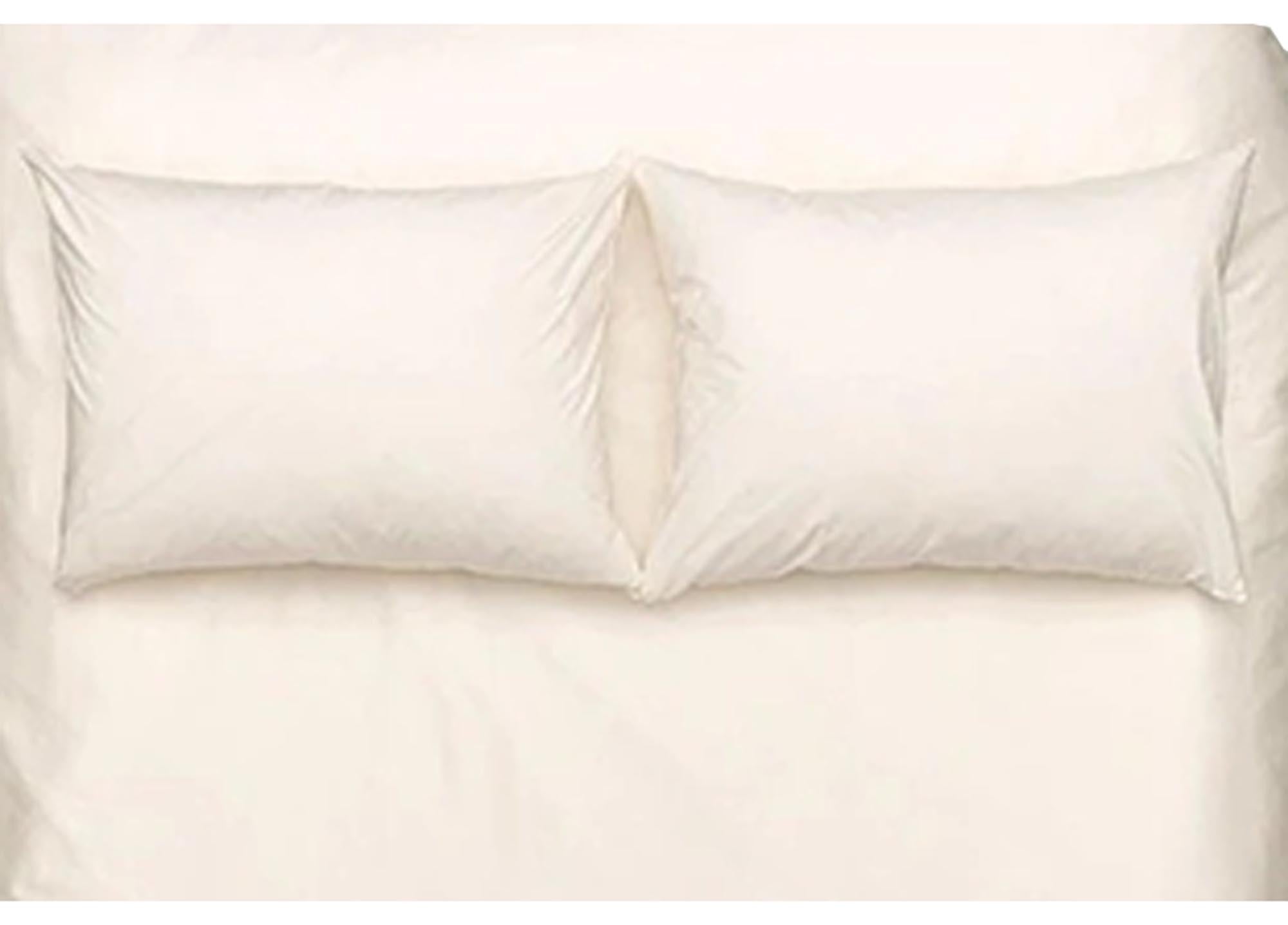 Luxuriöser Satin-Kissenbezug von ZigZagZurich für traumhaften Schlaf.