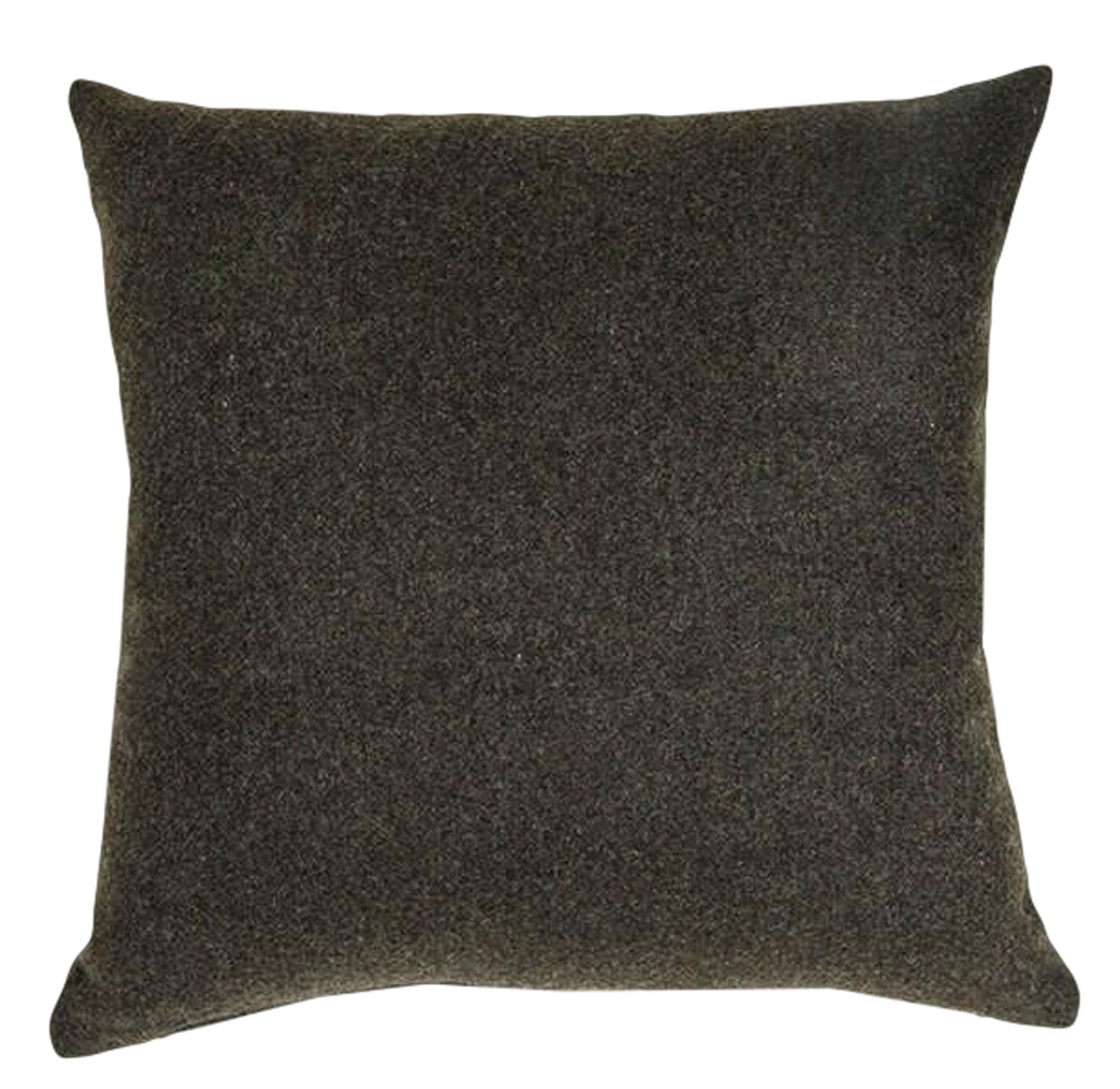 Entdecke den Kissenbezug Clyde aus robuster, recycelter Wolle. Perfekt für stilvolle Akzente in deinem Zuhause.