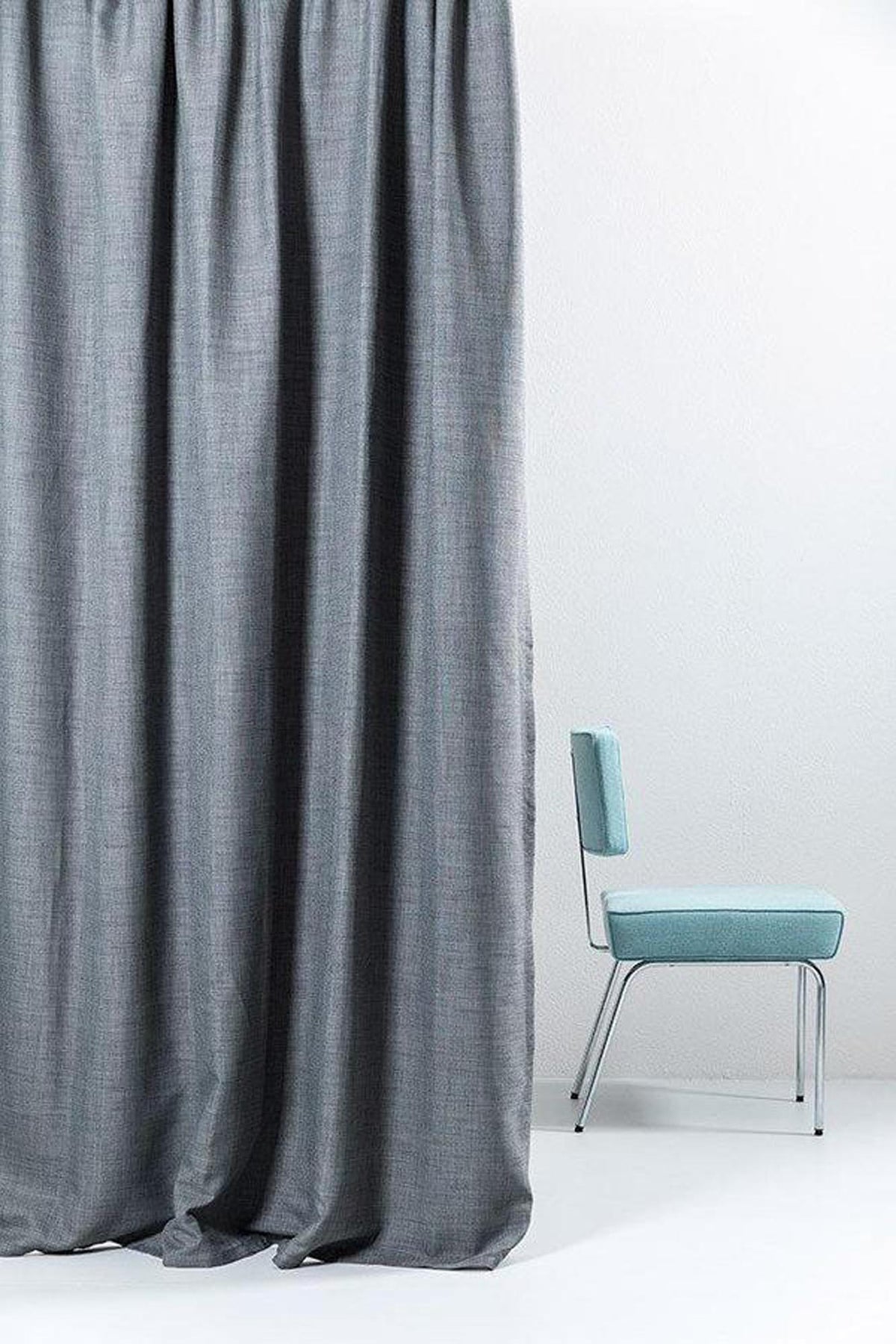 Vorhang Blackout in Grau präsentiert im Onlineshop von KAQTU Design AG. Vorhang ist von ZigZagZurich