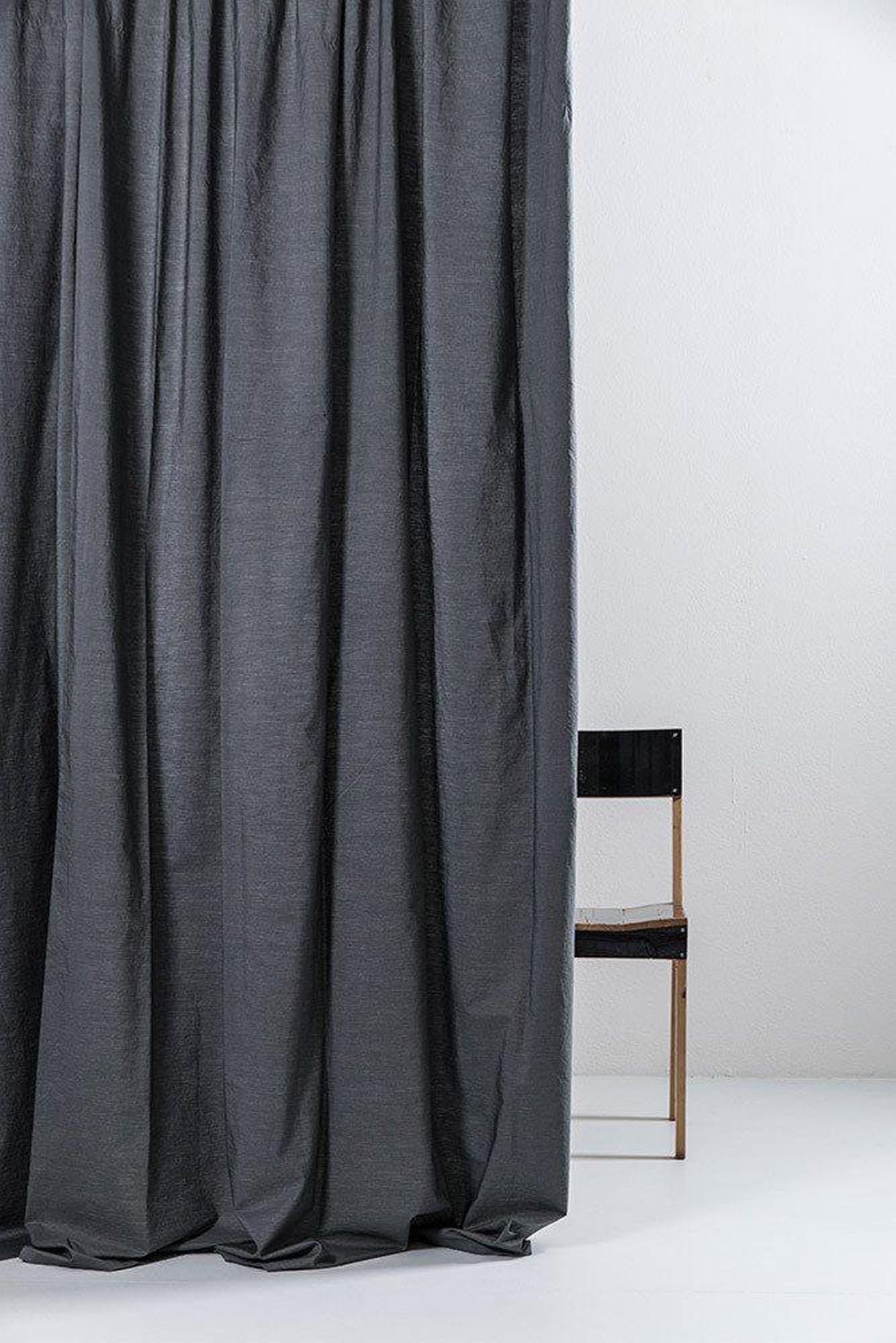 Eleganter grauer Vorhang aus feiner ägyptischer Baumwolle von ZigZagZurich – ideal für stilvolle Fensterdekoration.