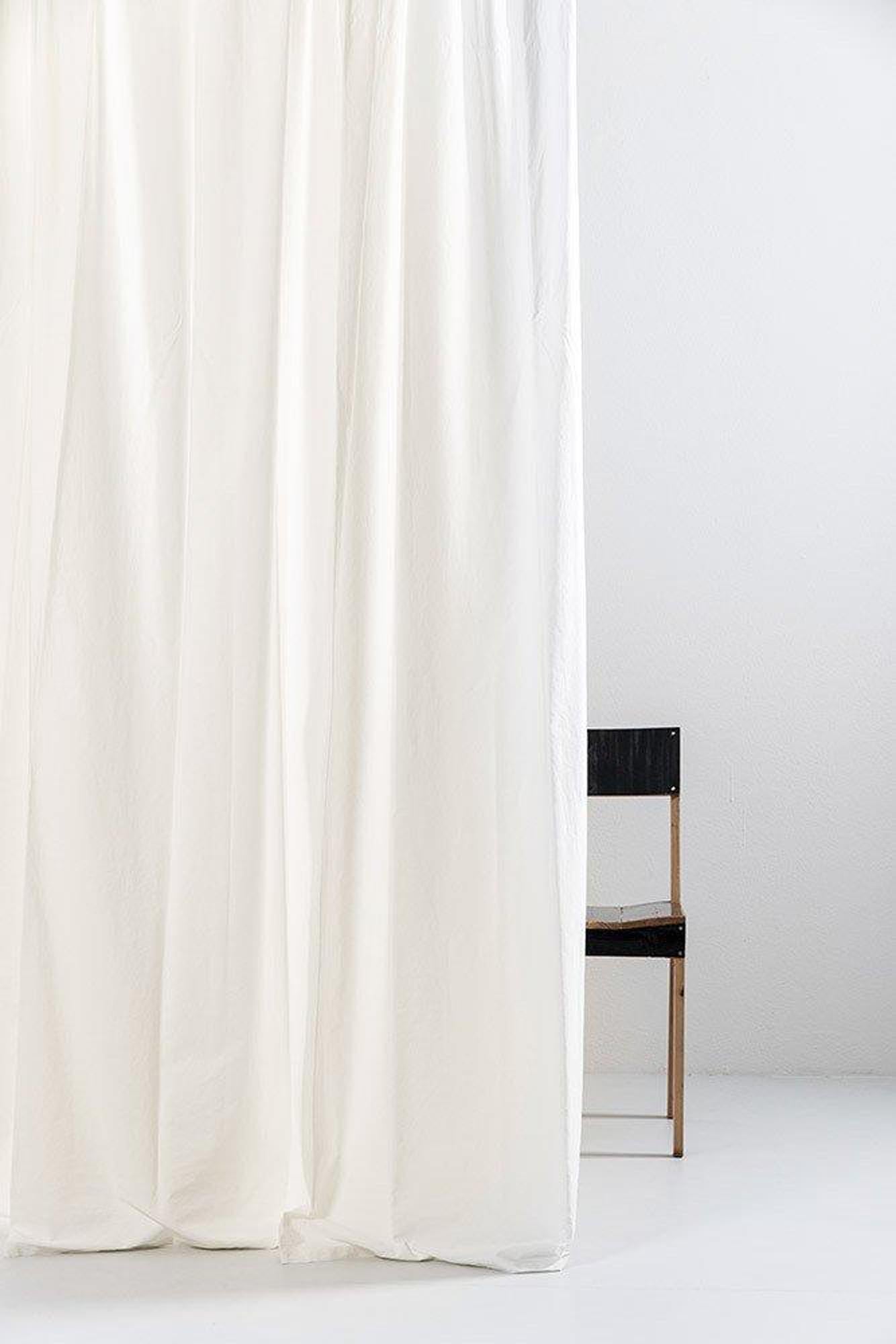 Eleganter Vorhang aus feiner ägyptischer Baumwolle in Weiß/Sand von ZigZagZurich – ideal für stilvolle Fensterdekoration.