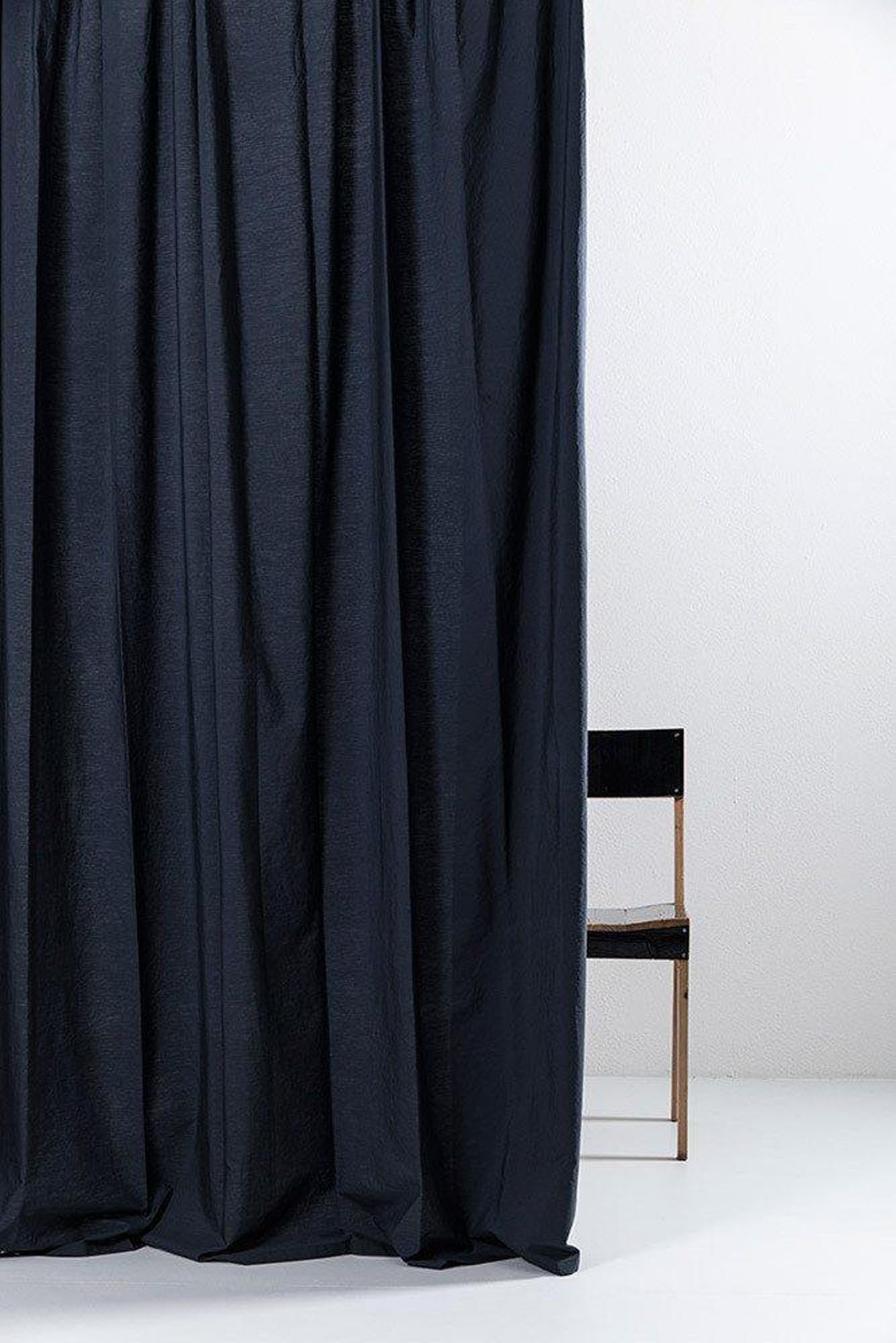 Eleganter blauer Vorhang aus hochwertiger ägyptischer Baumwolle von ZigZagZurich – ideal für stilvolle Fensterdekoration.