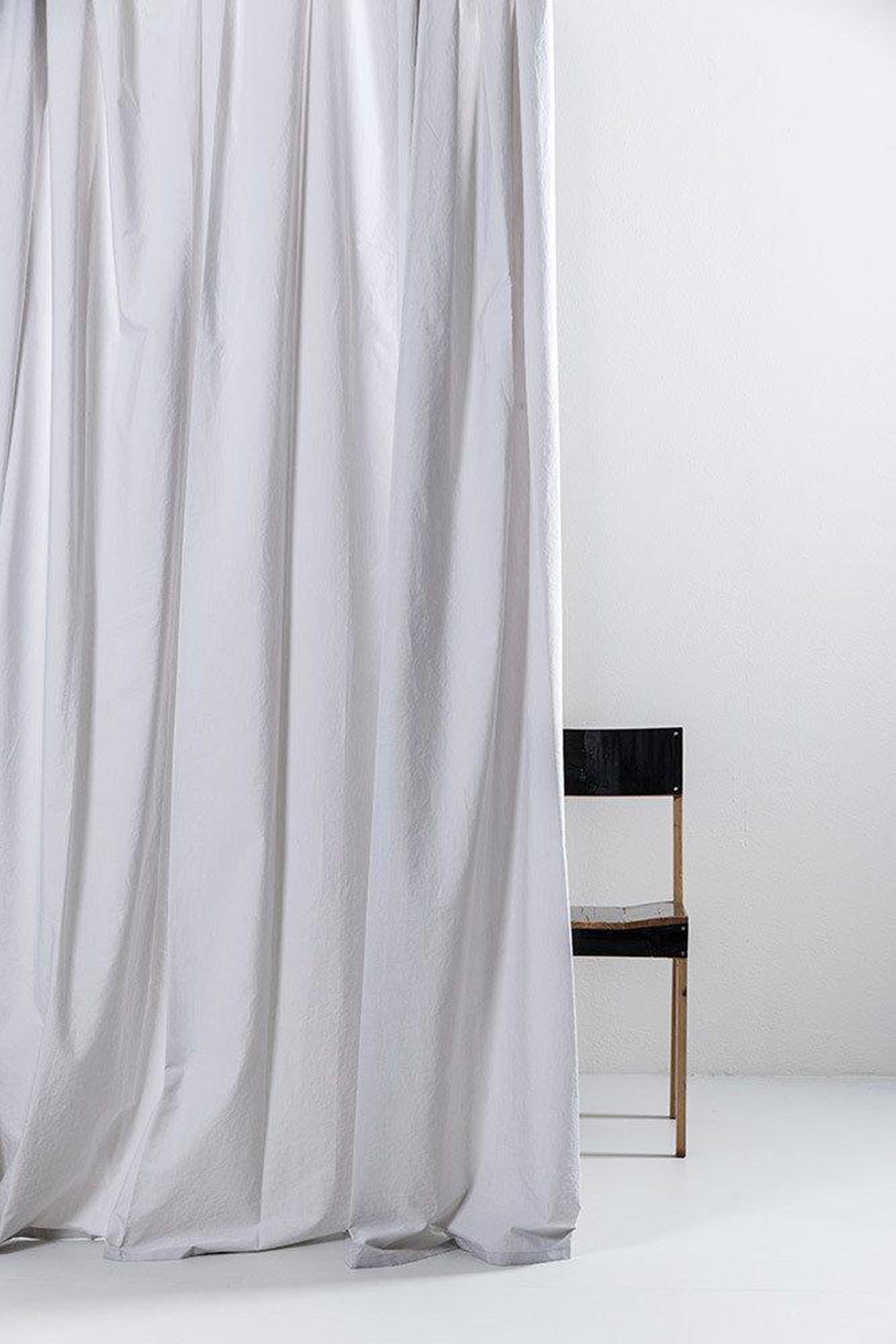 Eleganter grauer Vorhang aus hochwertiger ägyptischer Baumwolle, handgefertigt in Italien. Ideal für stilvolle Fensterdekoration und optimalen Lichtschutz.