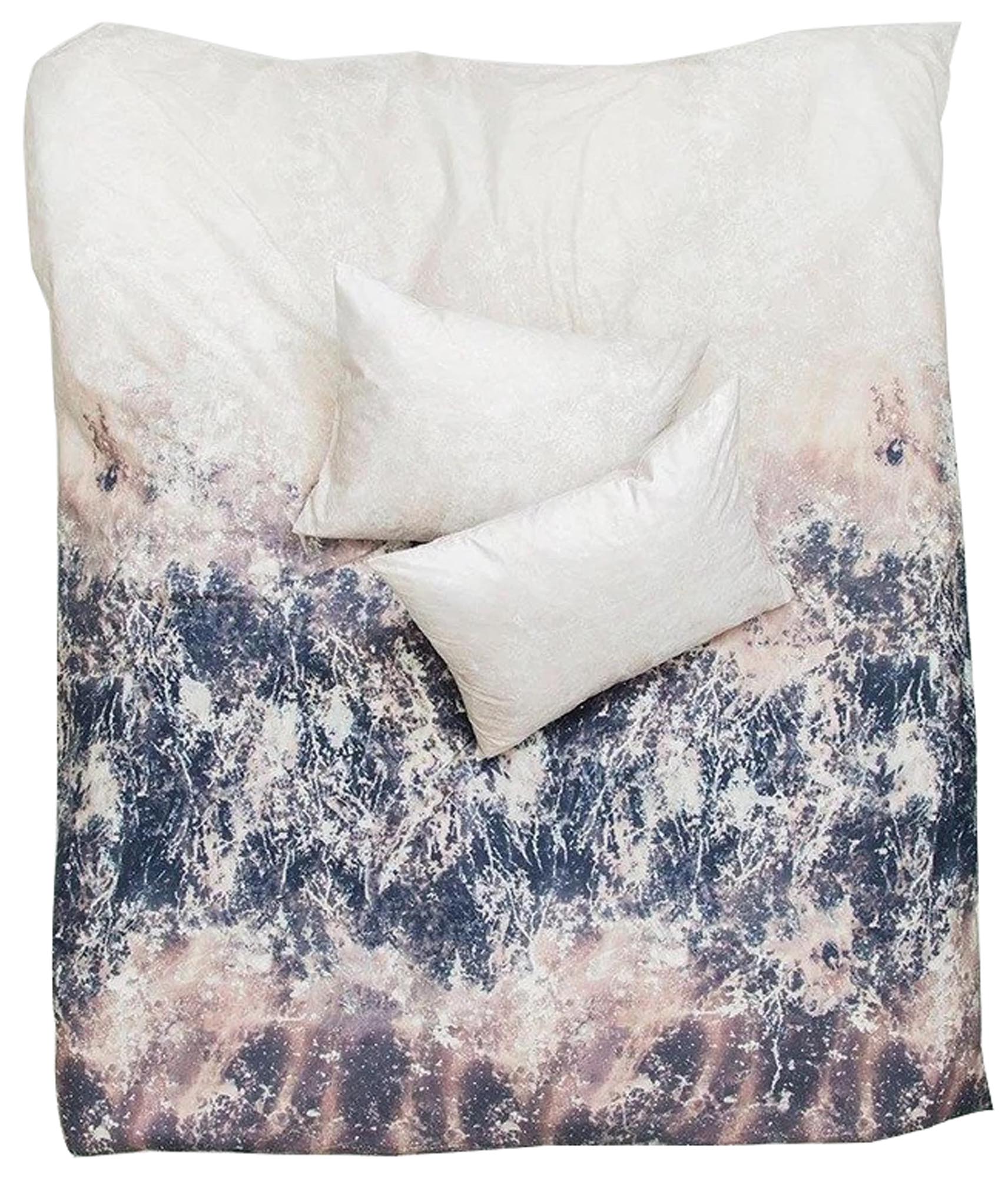 Entdecke die Bettwäsche Stormclouds von ZigZagZurich. Inspiriert von Sturm und Gewitter, bringt sie Energie und Natur in dein Schlafzimmer.