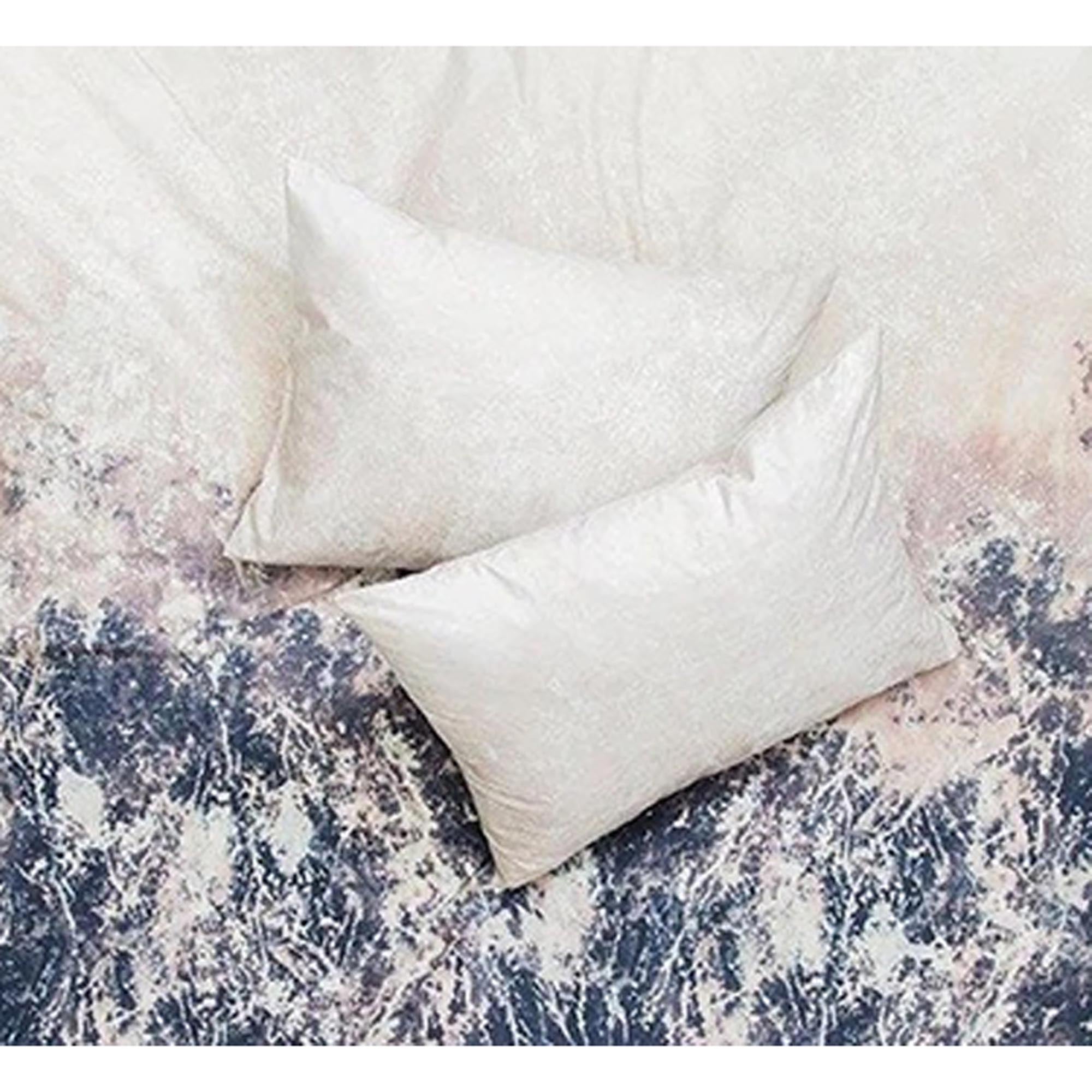 Erlebe die Energie von Sturm und Gewitter mit dem Kissenbezug Stormclouds von ZigZagZurich. Bringe die Naturkraft in dein Schlafzimmer!