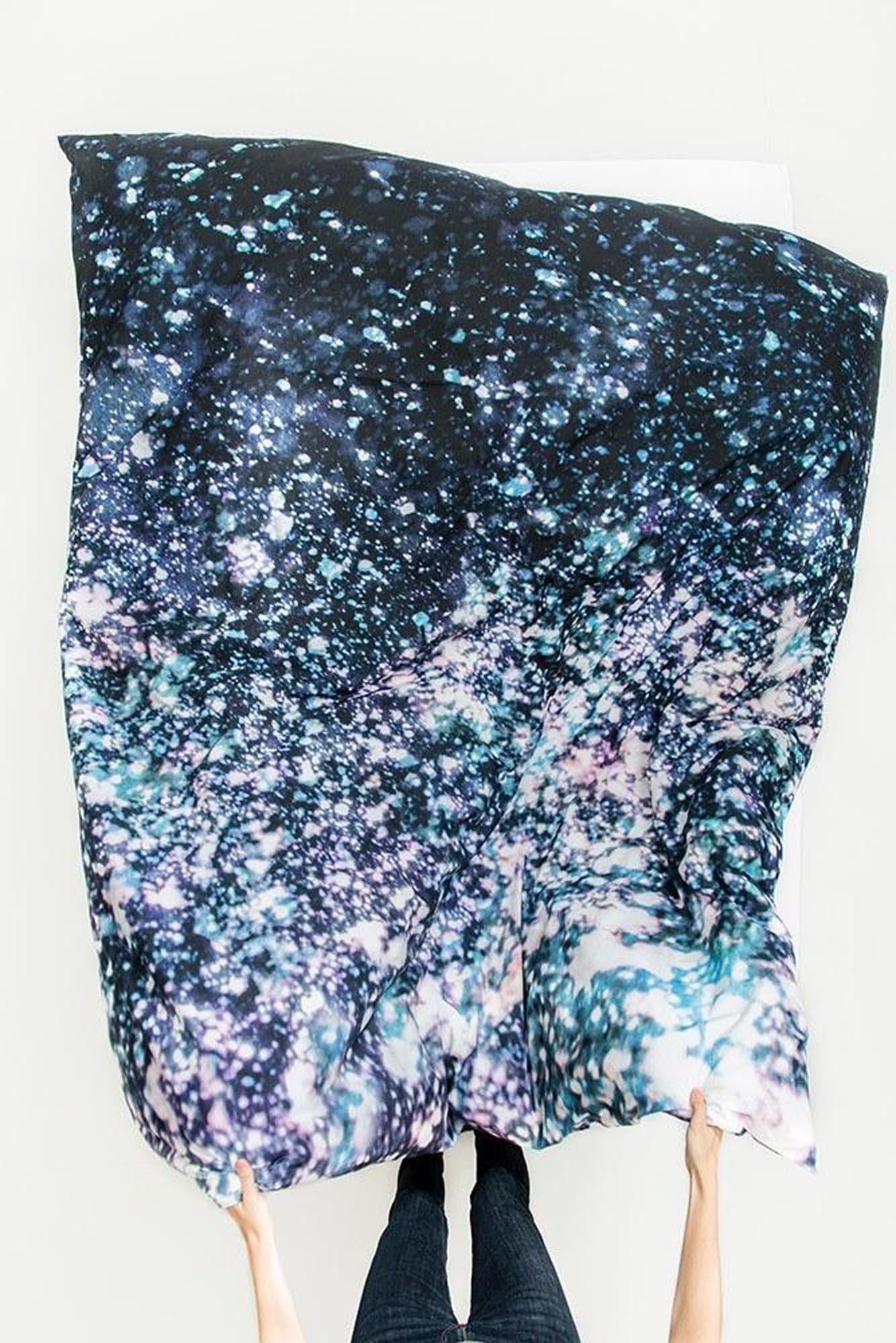 Erleben Sie traumhaften Schlaf mit der Bettwäsche "Asleep in the Stars" von ZigZagZurich – für eine himmlische Nachtruhe.