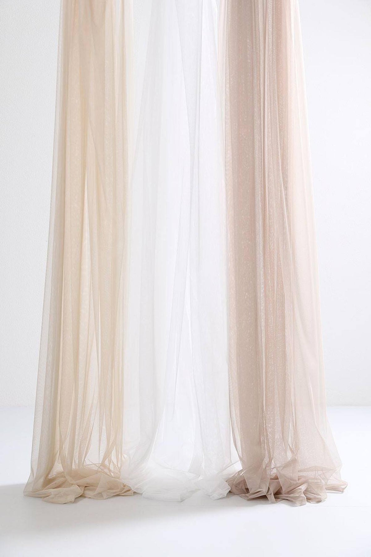 Vorhang Tüll in Beige präsentiert im Onlineshop von KAQTU Design AG. Vorhang ist von ZigZagZurich