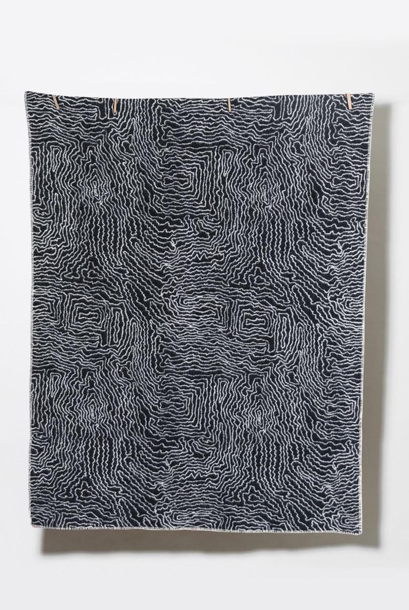 Wolldecke Coopdps Earth: Kultiges Design von du Pasquier & Sowden, inspiriert von der Memphis Bewegung.