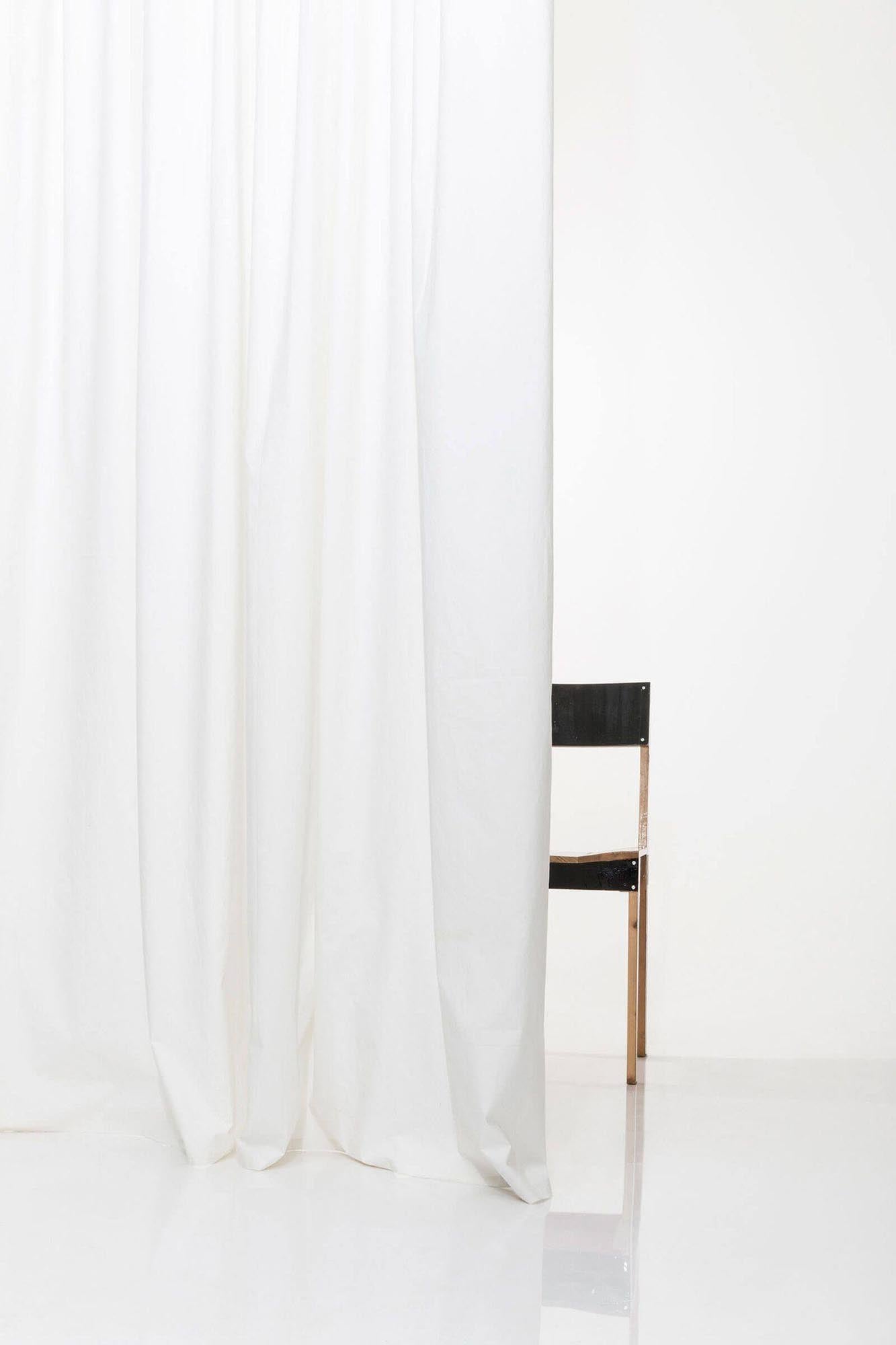 Eleganter Baumwollvorhang in Weiss/Sand von ZigZagZurich. Hochwertige, handgefertigte Stoffe aus ägyptischer Baumwolle für stilvolle Fensterdekoration.