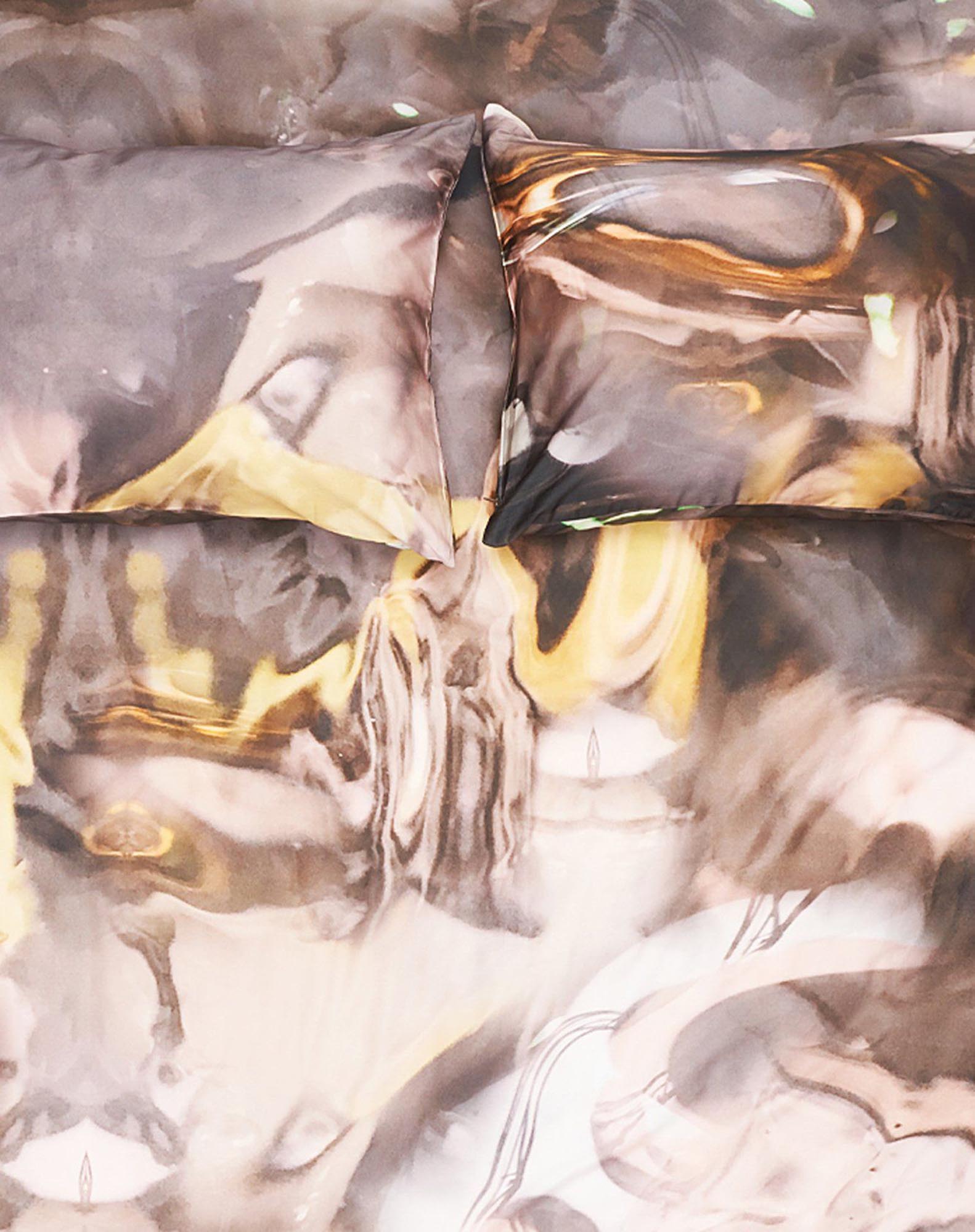 Entdecken Sie das Fixleintuch Glassify von ZigZagZurich – ein Kunstwerk aus hochwertigem Baumwoll-Satin für stilvollen Schlafkomfort.