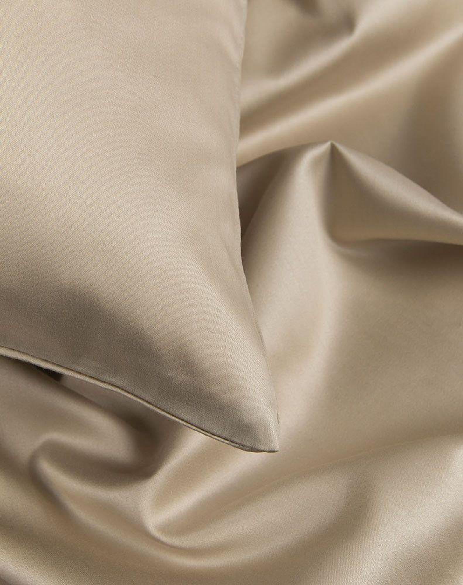 Luxuriöses Satin-Fixleintuch von ZigZagZurich für traumhaften Schlaf.