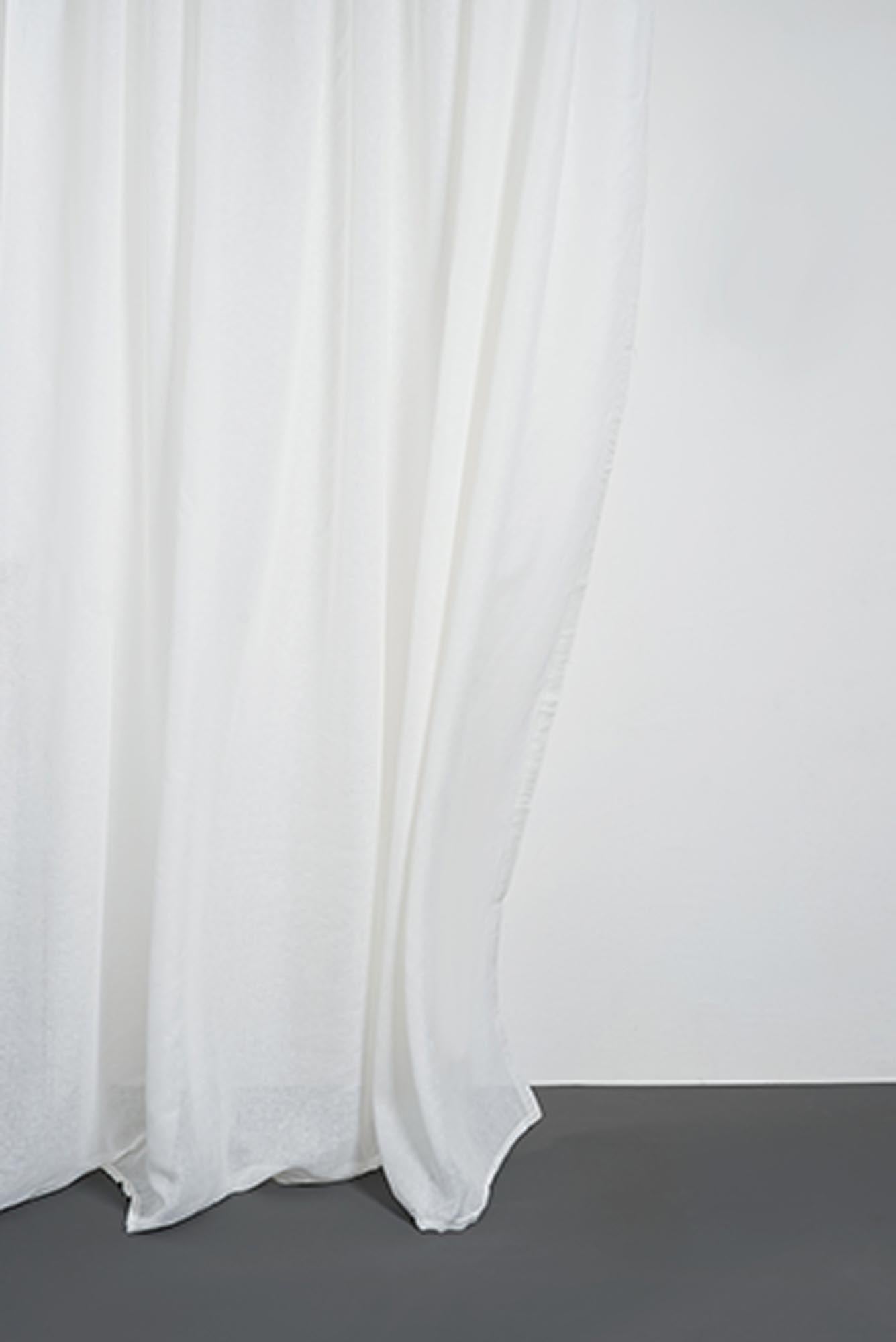 Hochwertiger Leinenvorhang von ZigZagZurich, handgefertigt in Italien aus zertifiziertem Qualitätsleinen. Erhältlich in 13 Farben, ideal für jeden Raum.