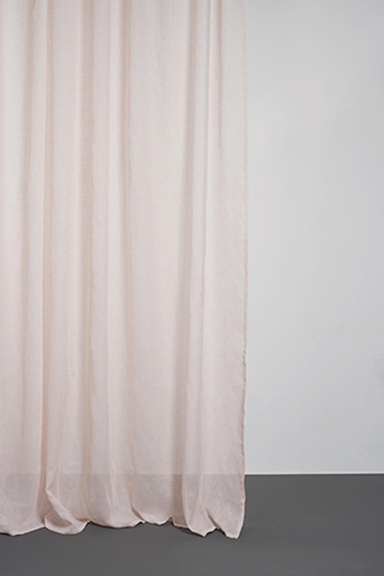 Entdecken Sie den luxuriösen Leinenvorhang von ZigZagZurich, handgefertigt in Italien aus hochwertigem, zertifiziertem Qualitätsleinen. Ideal für stilvolle Wohnräume.