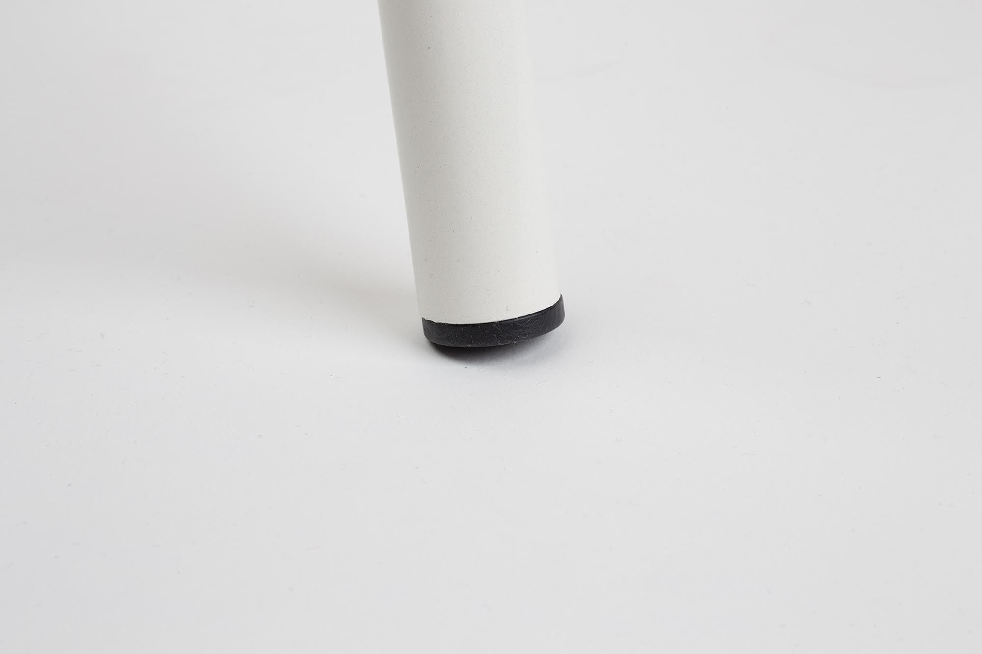 Entdecken Sie den Stuhl Back to School HPL von Zuiver – eine stilvolle Kombination aus nostalgischem Charme und zeitgemäßem Komfort.