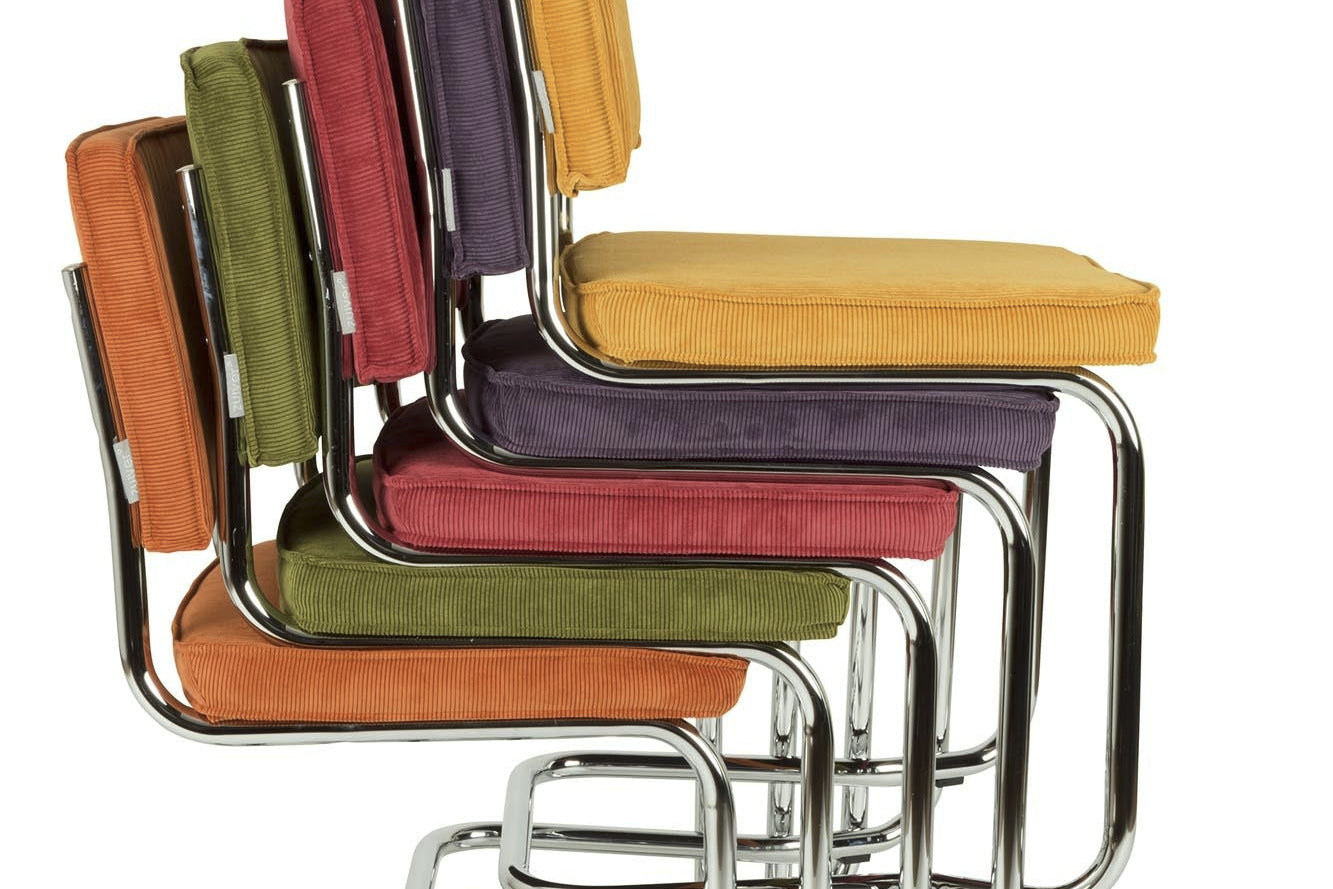 Entdecken Sie den Ridge Stuhl von Zuiver: Stilvolles, modernes Design trifft auf nostalgische Elemente für Ihr Zuhause.