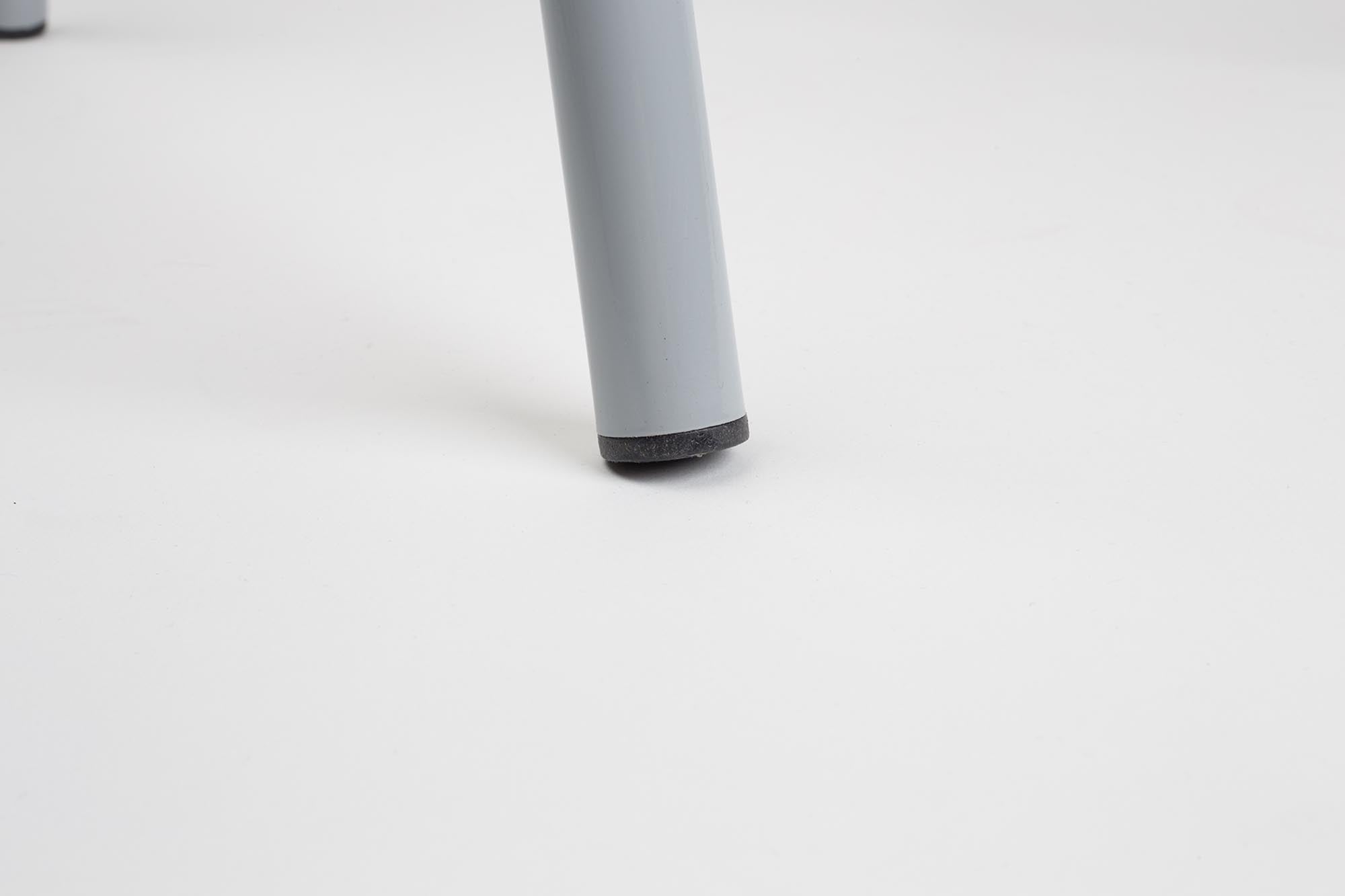 Stylischer Zuiver Stuhl "Back to School": Perfekt für komfortables Sitzen und kreatives Arbeiten im Homeoffice oder beim Lernen.