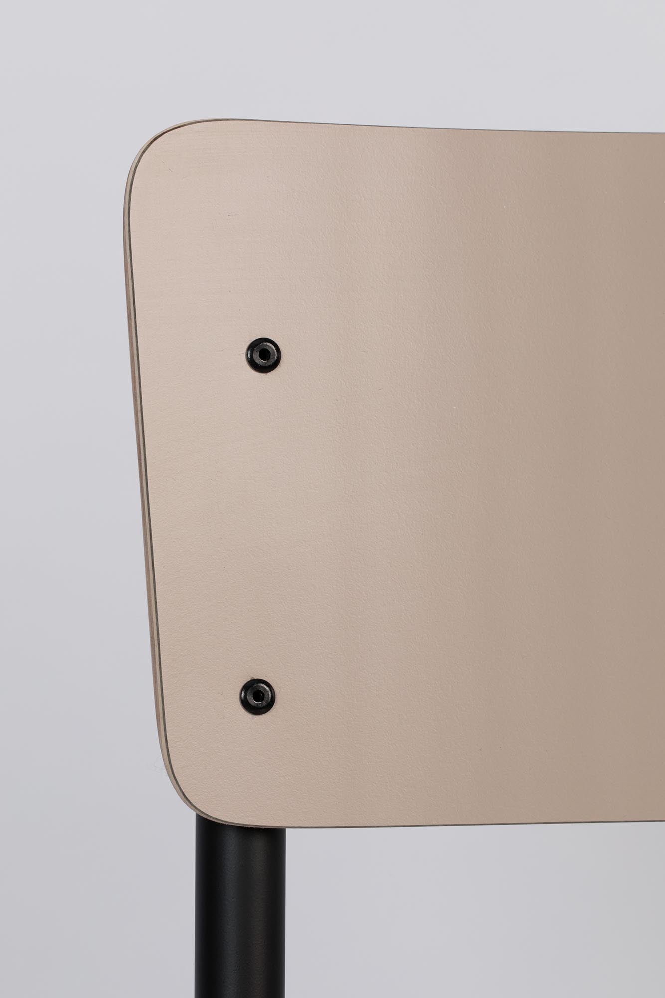 Moderner Stuhl "Back to School" von Zuiver: Nostalgisches Design, hochwertige Materialien und vielseitige Einsatzmöglichkeiten für Ihr Zuhause.