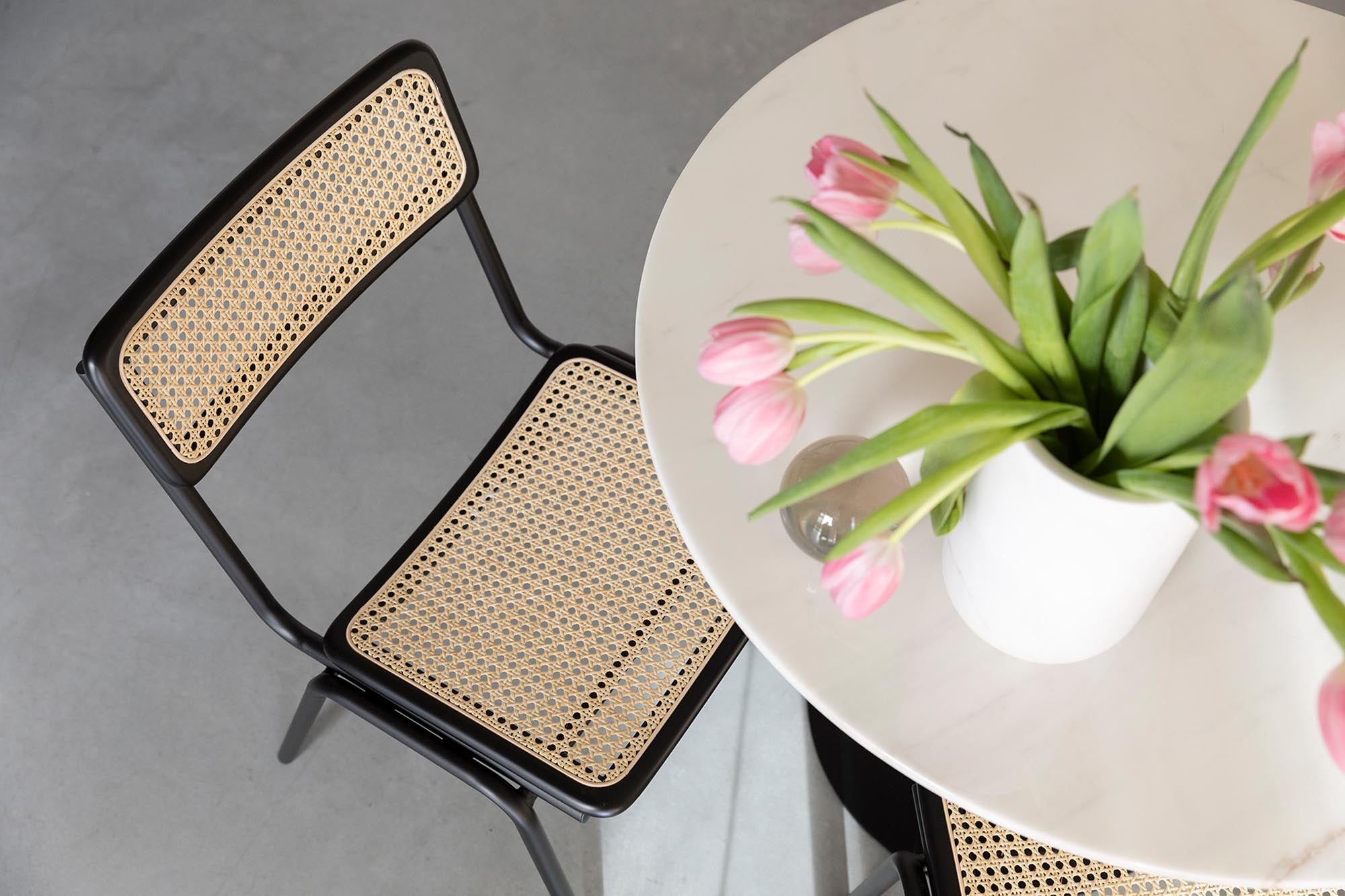 Entdecken Sie den Stuhl Jort von Zuiver – stilvolles Design vereint mit optimalem Sitzkomfort für Ihr Zuhause.