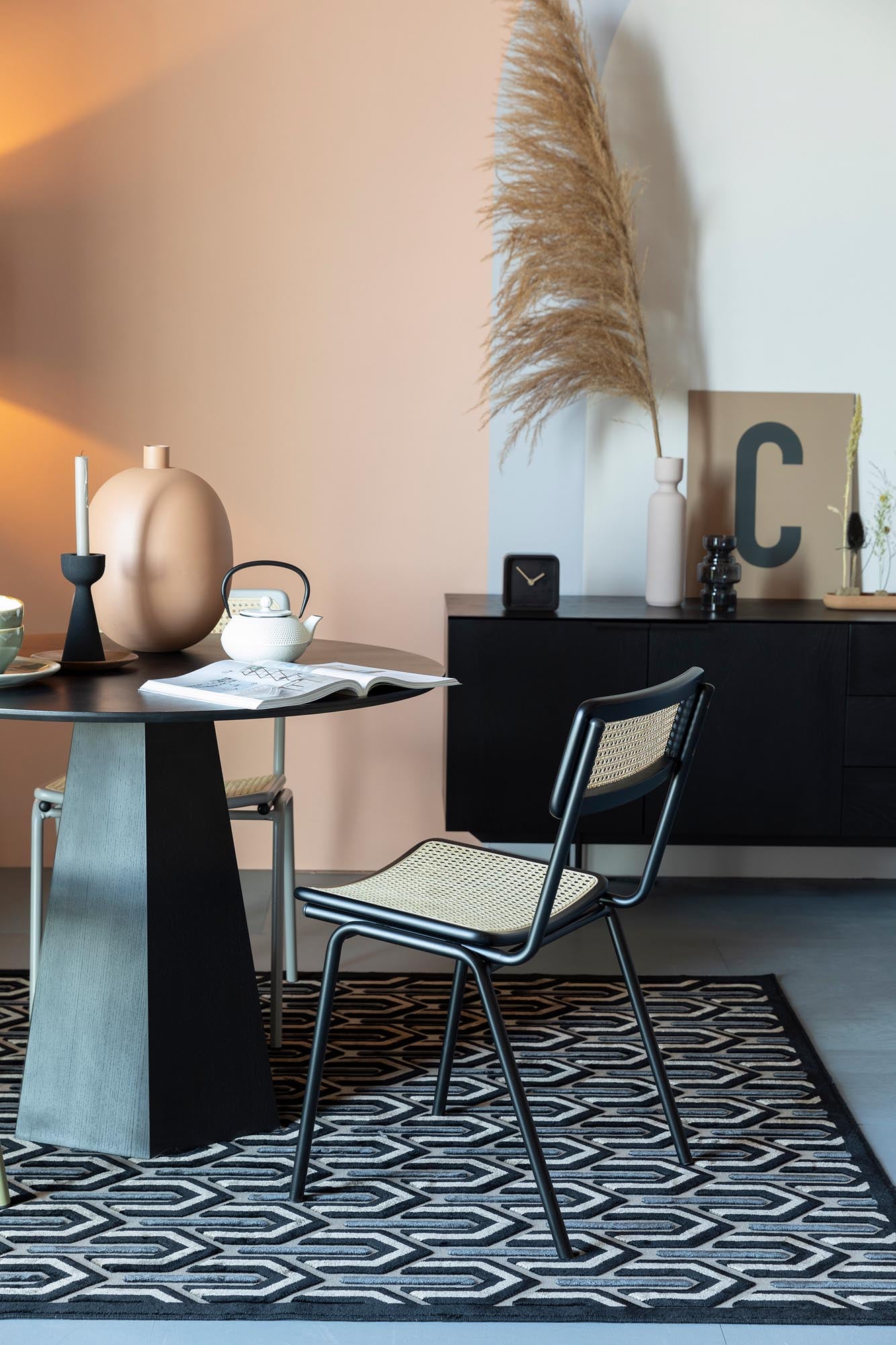 Der stilvolle Stuhl Jort von Zuiver vereint minimalistisches Design mit hochwertigem Rattan. Perfekt für Esszimmer und Büros, sorgt er für Komfort und Eleganz.