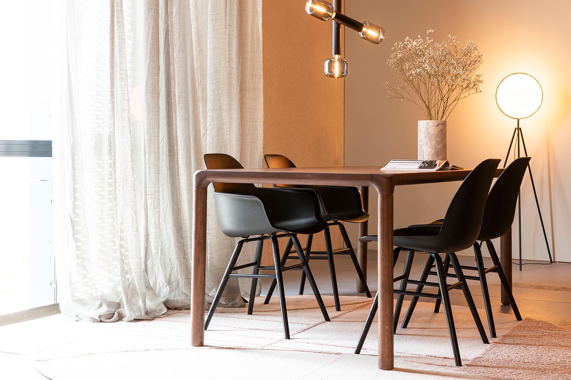 Entdecken Sie den Albert Kuip Stuhl von Zuiver – eine perfekte Kombination aus elegantem Design und gemütlichem Sitzkomfort für Ihr Zuhause.