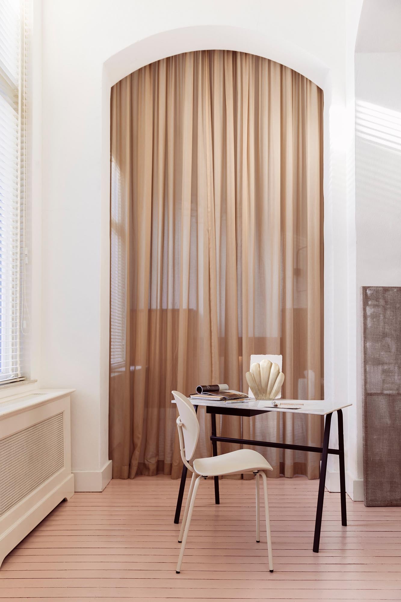 Der Stuhl The Ocean von Zuiver: Modernes Design, recycelter Kunststoff, ergonomisch, stabil, vielseitig, pflegeleicht, nachhaltig.