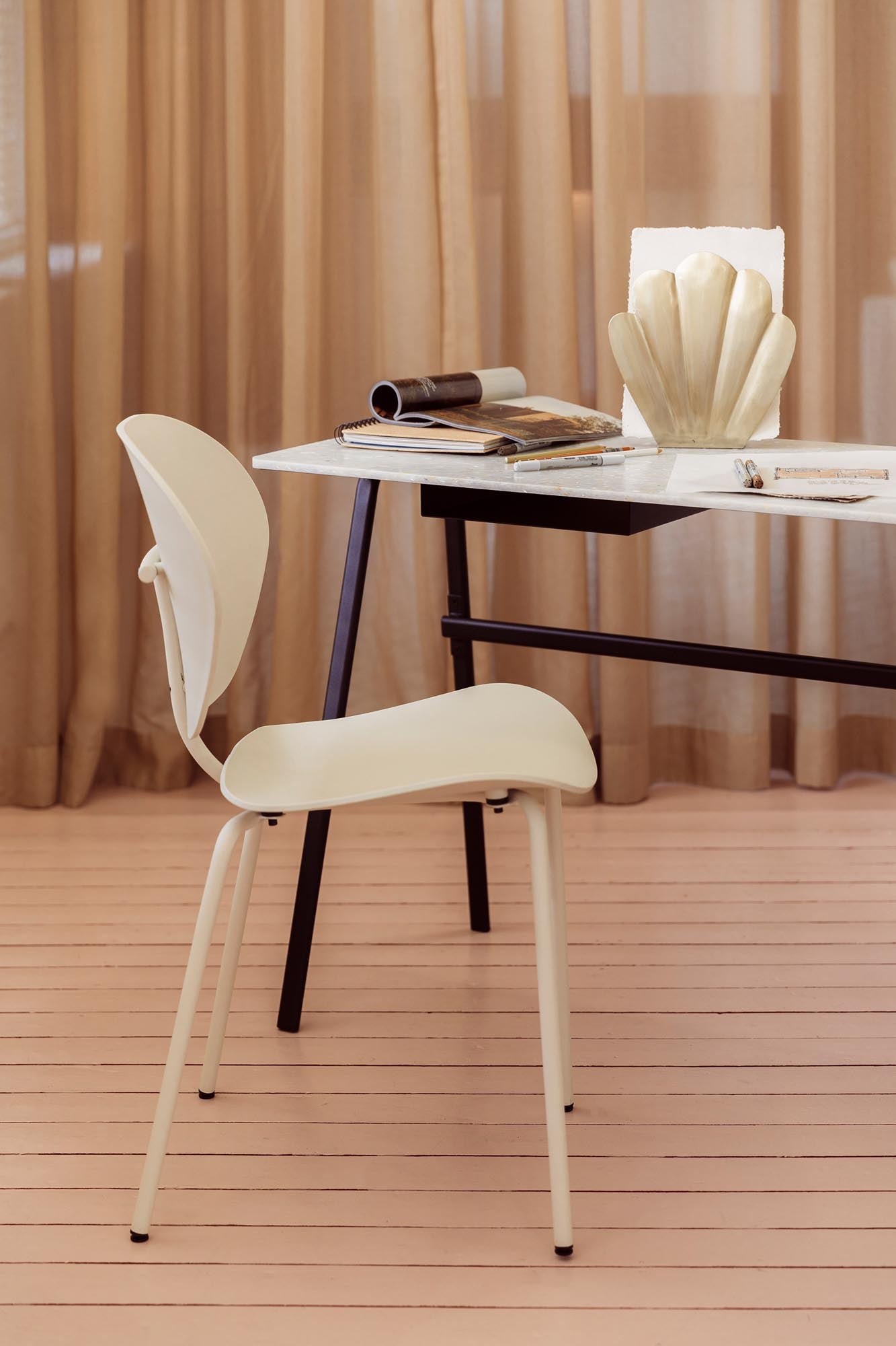 Entdecken Sie den Stuhl The Ocean von Zuiver – eine harmonische Verbindung aus stilvollem Design und umweltfreundlichen Materialien.