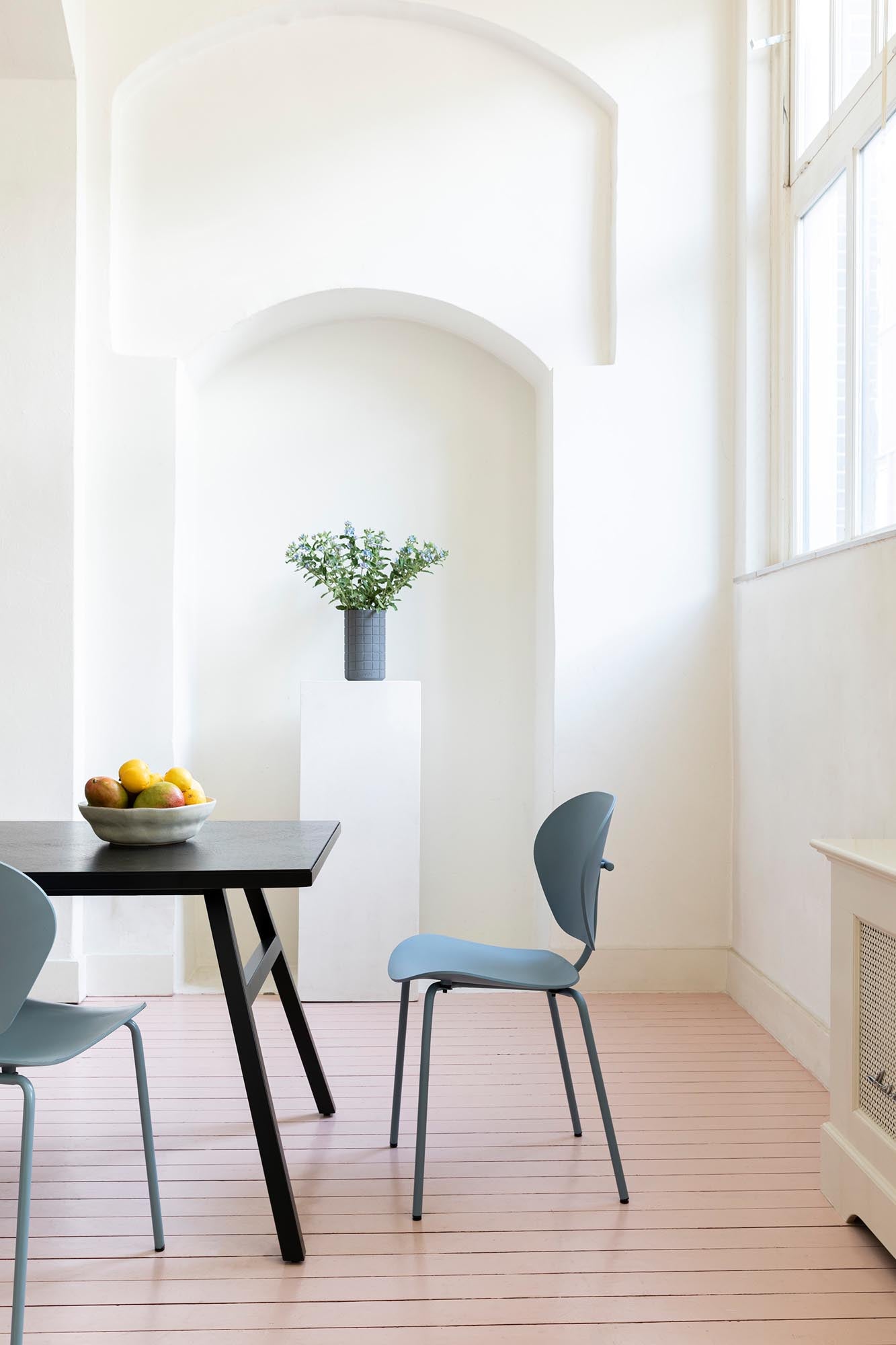 Entdecken Sie den stilvollen Stuhl The Ocean von Zuiver – eine perfekte Kombination aus modernem Design und umweltfreundlichen Materialien.