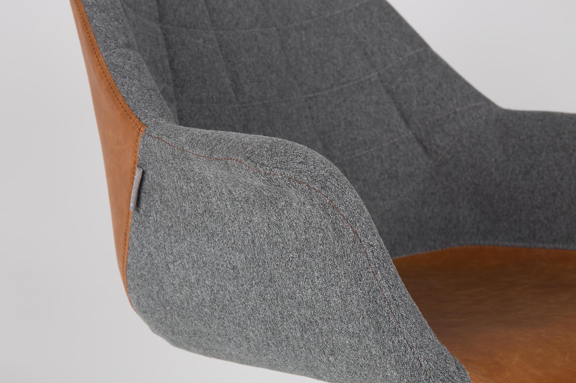 Stylischer Armlehnstuhl Doulton von Zuiver: Kombination aus zeitlosem Design und hervorragendem Sitzkomfort für jedes Zuhause.