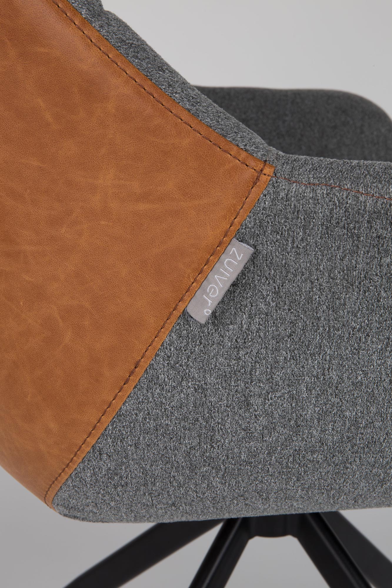 Eleganter Zuiver Doulton Stuhl: Retro-Charme mit modernem Komfort.