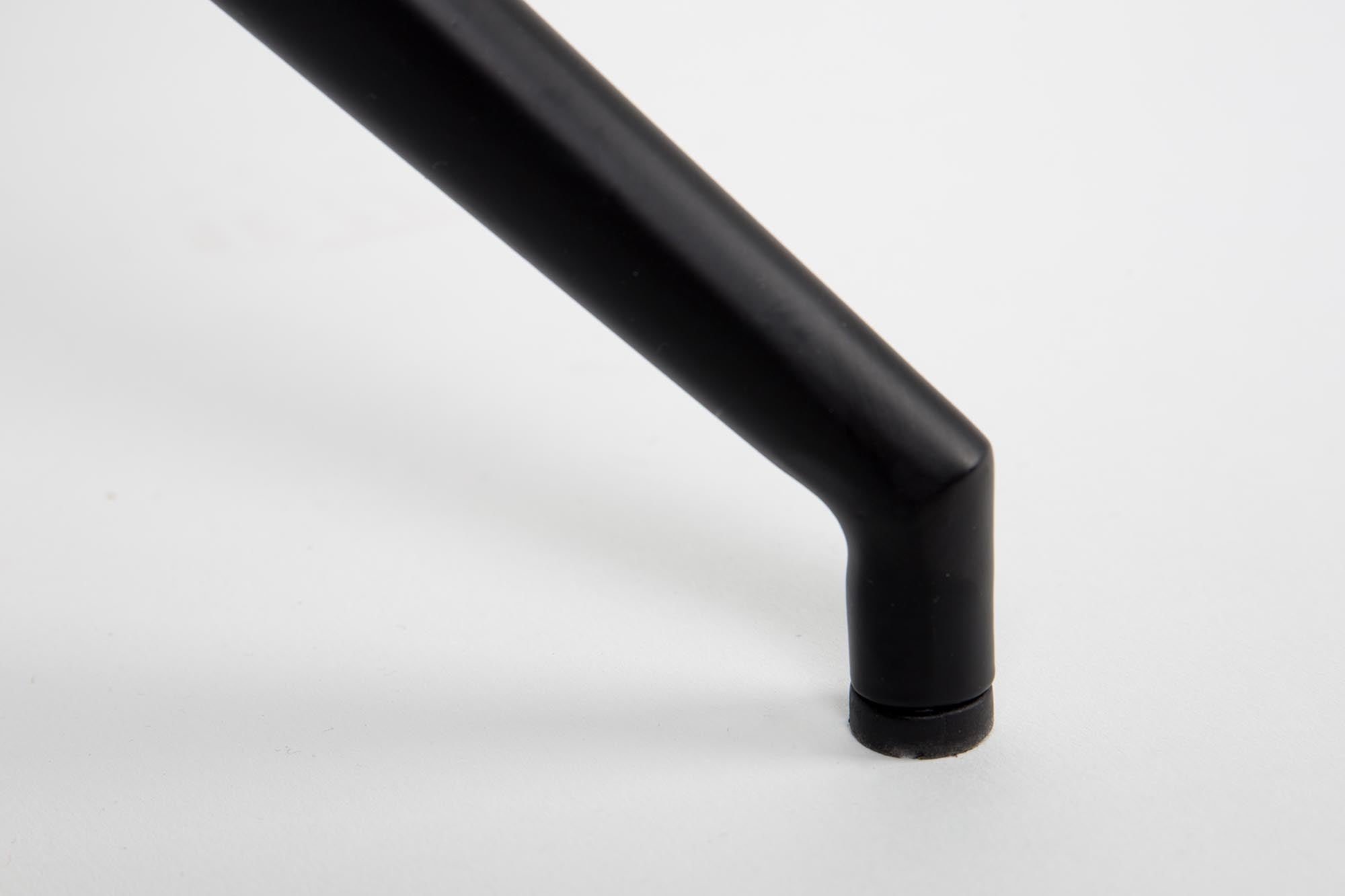 Der Mia Armlehnstuhl von Zuiver kombiniert elegantes Design mit optimalem Komfort und setzt in jedem Raum stilvolle Akzente.