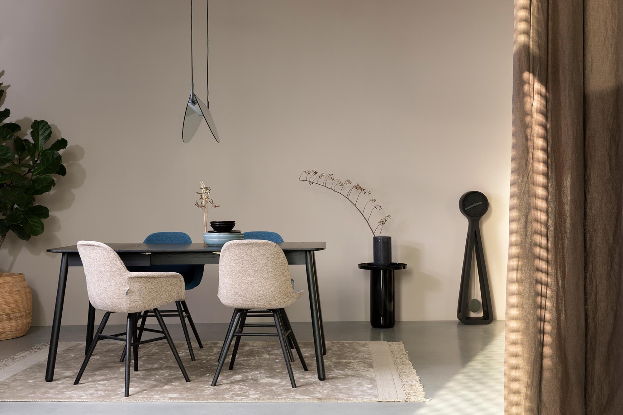 Eleganter Armlehnstuhl mit gepolsterter Sitzfläche, modernem Design und hochwertiger Verarbeitung von Zuiver.