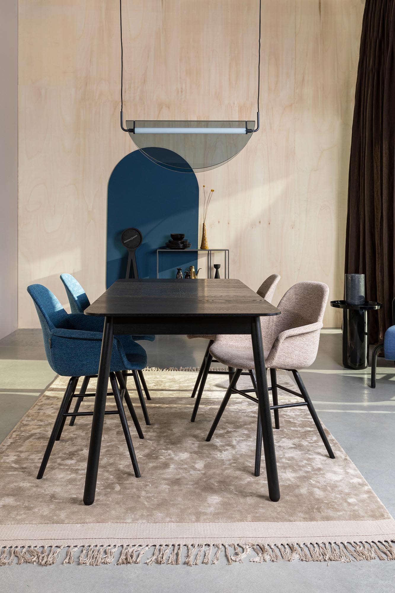 Eleganter Armlehnstuhl mit gepolsterter Sitzfläche, modernem Design und hochwertiger Verarbeitung von Zuiver.