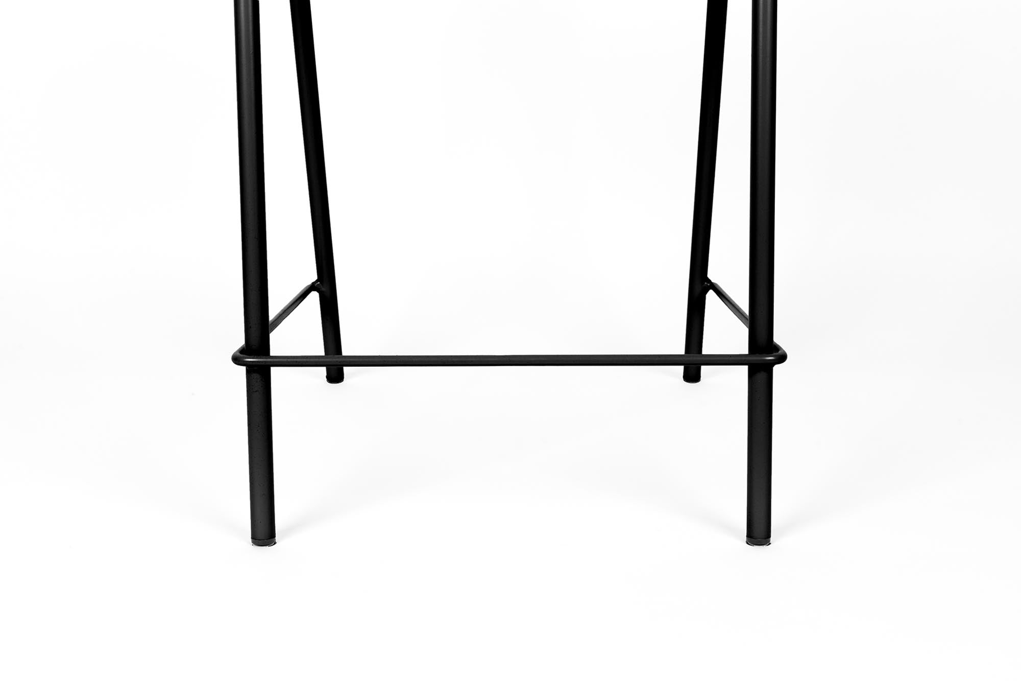 Entdecken Sie den Barstuhl Jort von Zuiver: Elegantes Design, bequeme Polsterung und ideal für jede Bar oder Küche. Erhältlich in mehreren Farben.