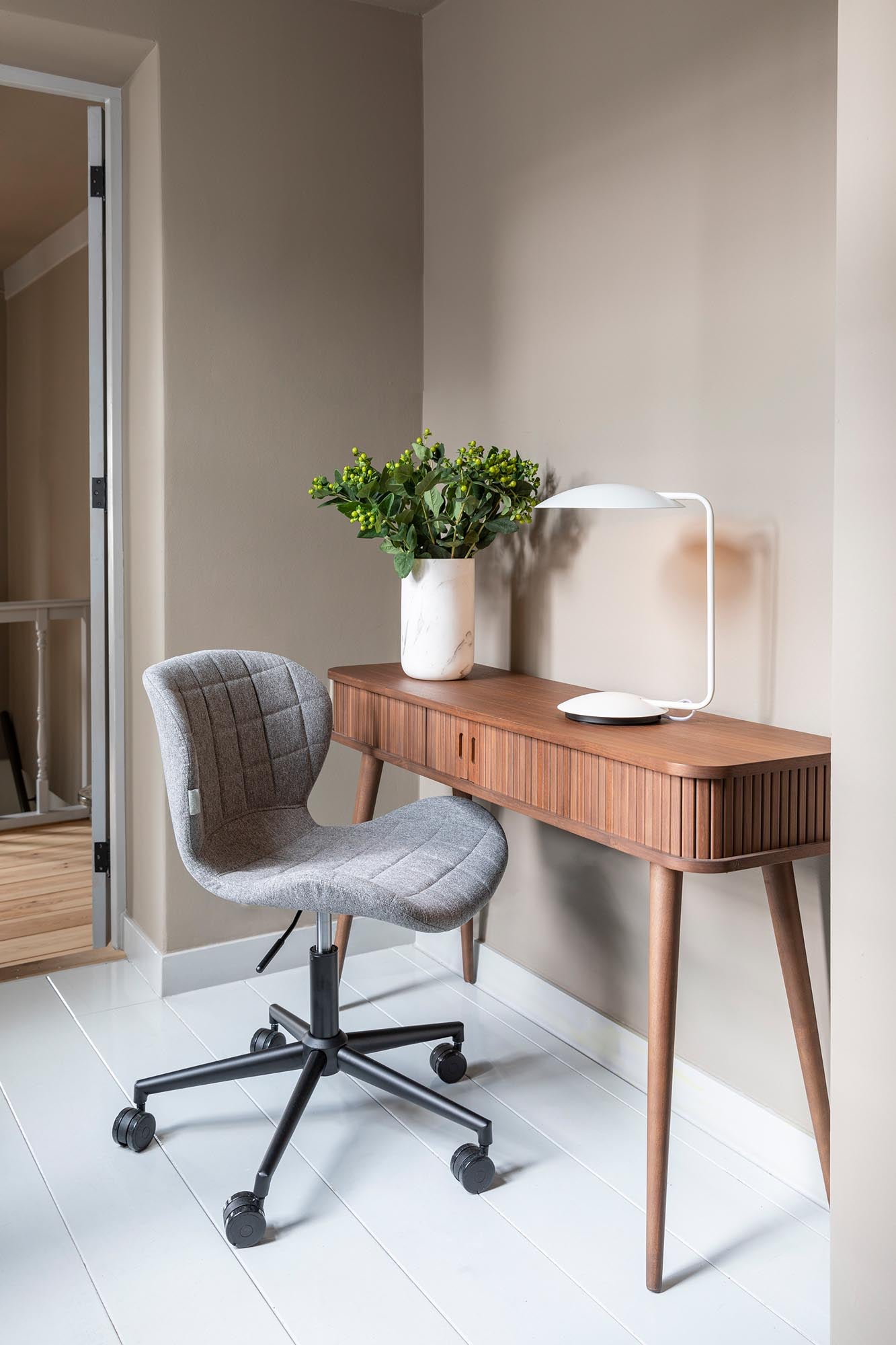 Entdecke den stilvollen Bürostuhl OMG von Zuiver: ergonomisch, komfortabel, mit verstellbarer Höhe und in verschiedenen Designs für dein Büro.