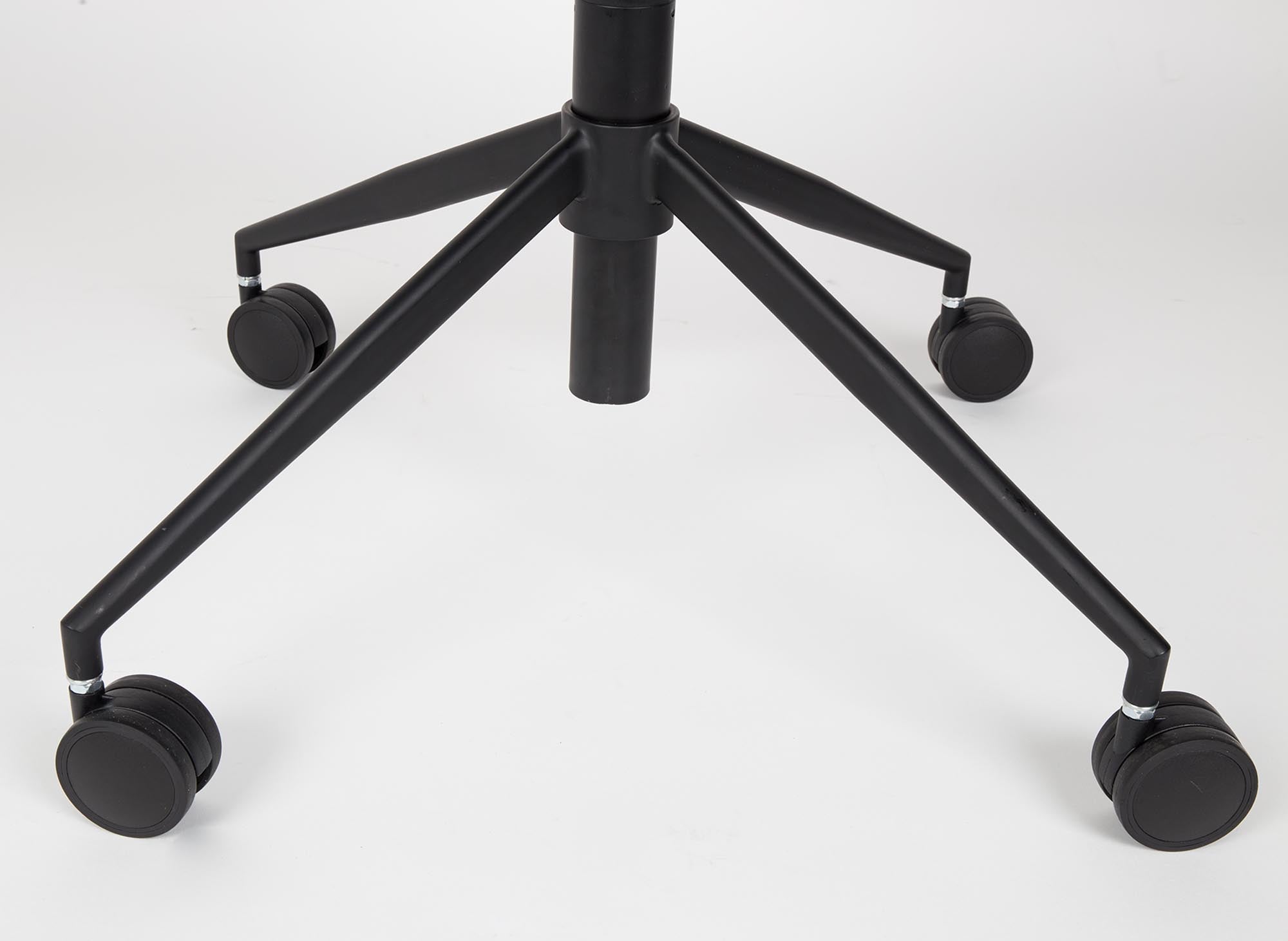 Entdecken Sie den Bürostuhl Doulton von Zuiver: Elegantes Design, ergonomische Form und erstklassiger Komfort für Ihr Arbeitsumfeld.