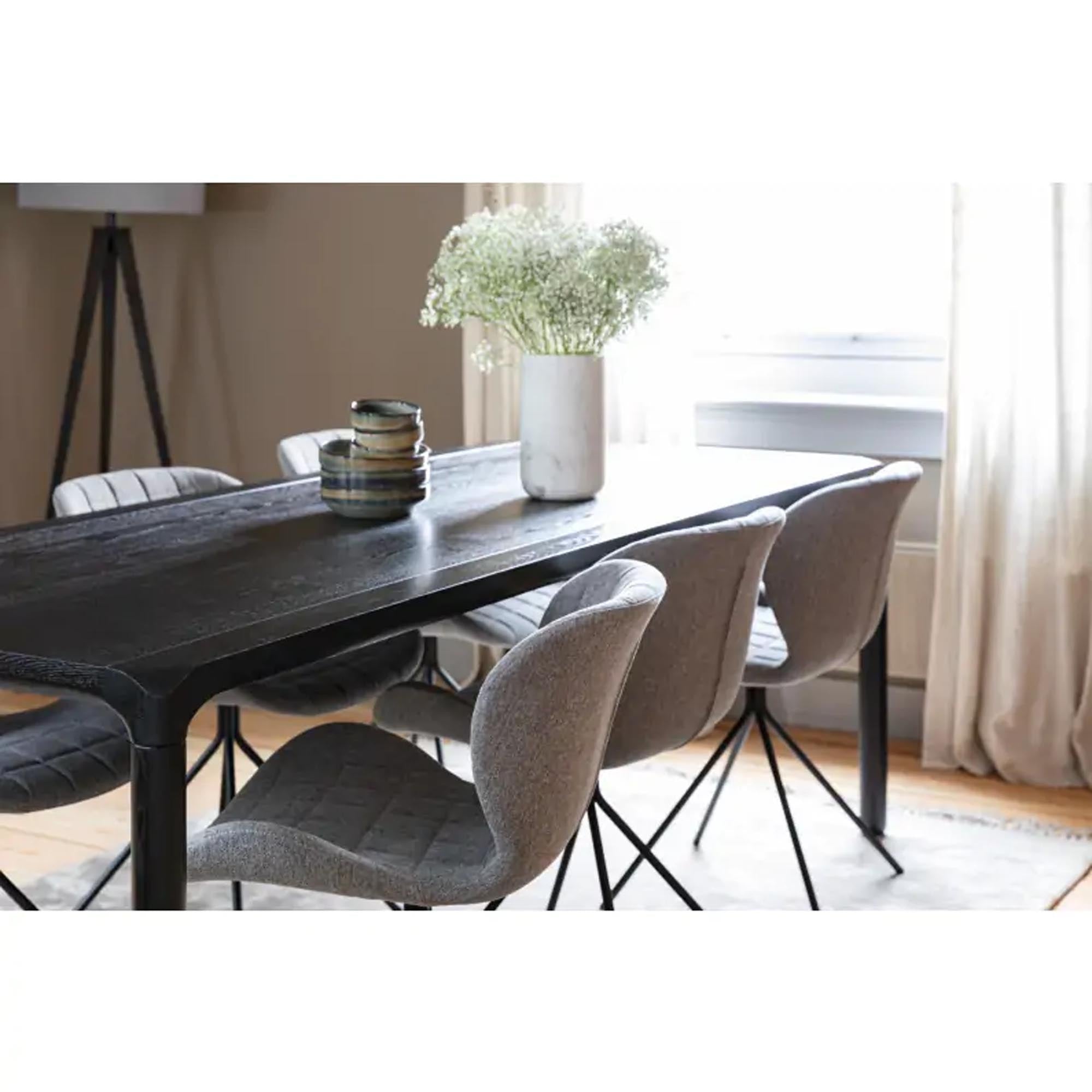 Entdecken Sie den Tisch Storm von Zuiver – ein stilvolles Möbelstück, das modernes Design und hohe Funktionalität perfekt kombiniert.