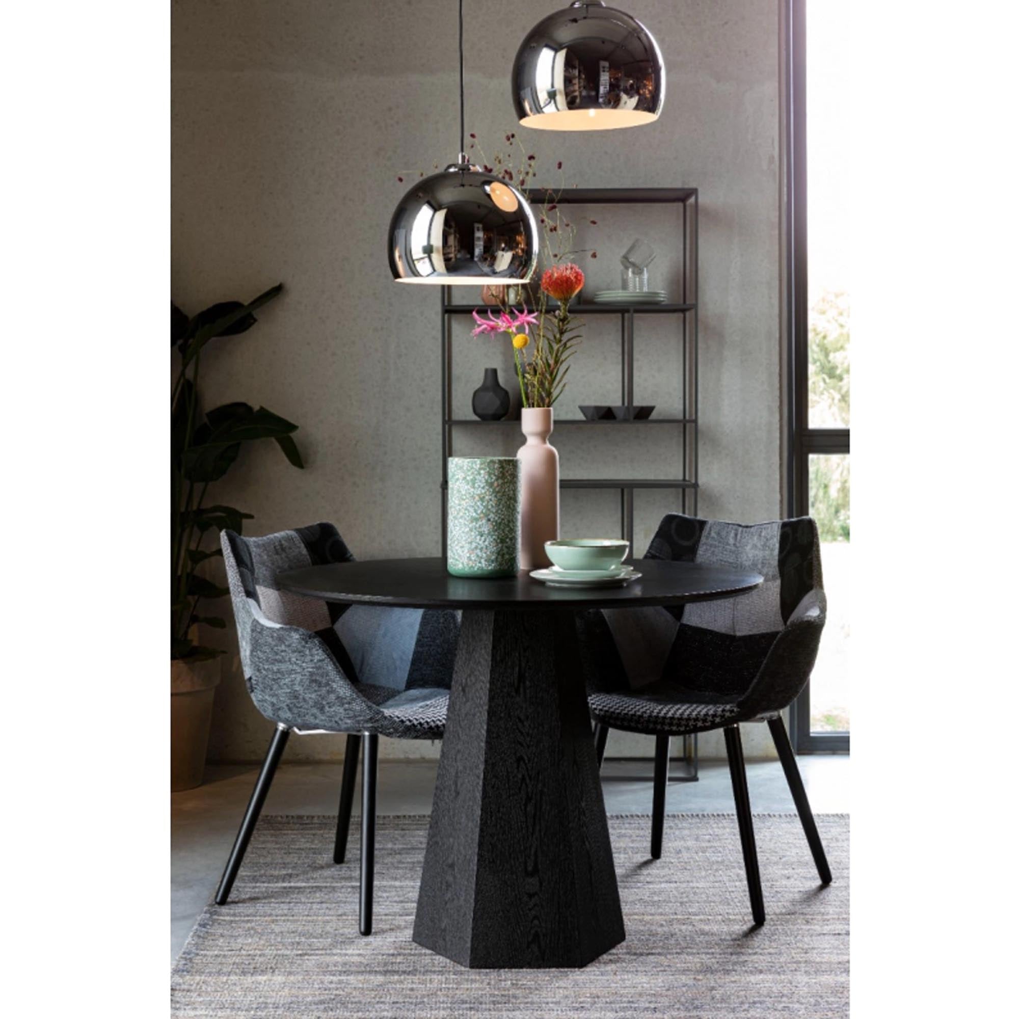 Eleganter Zuiver Tisch Pilar mit runder Platte aus hochwertigem Holz.