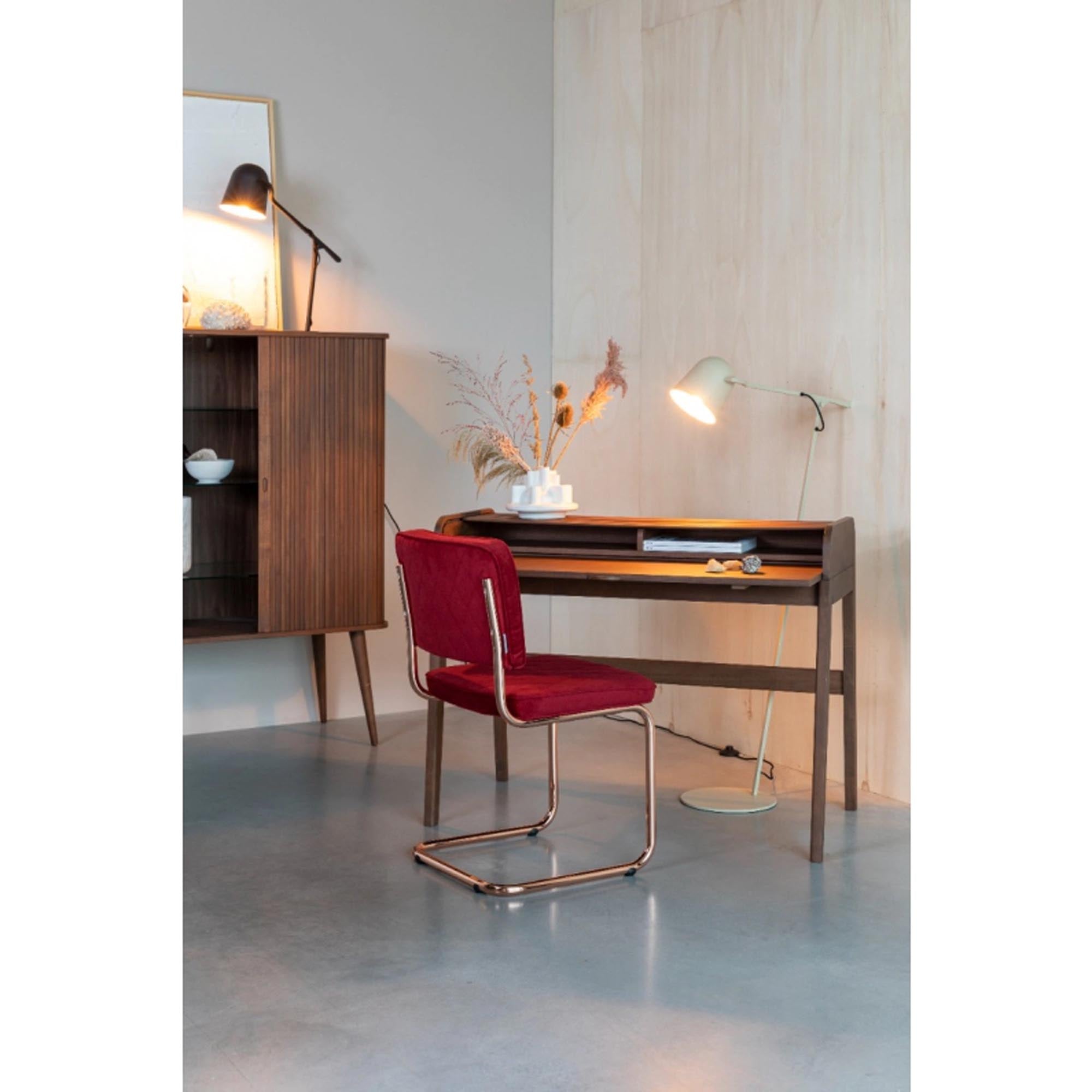 Entdecken Sie den eleganten Bürotisch Barbier von Zuiver: Kompakt, robust aus Kautschukholz, mit praktischen Staufächern und ausziehbarer Tischplatte.